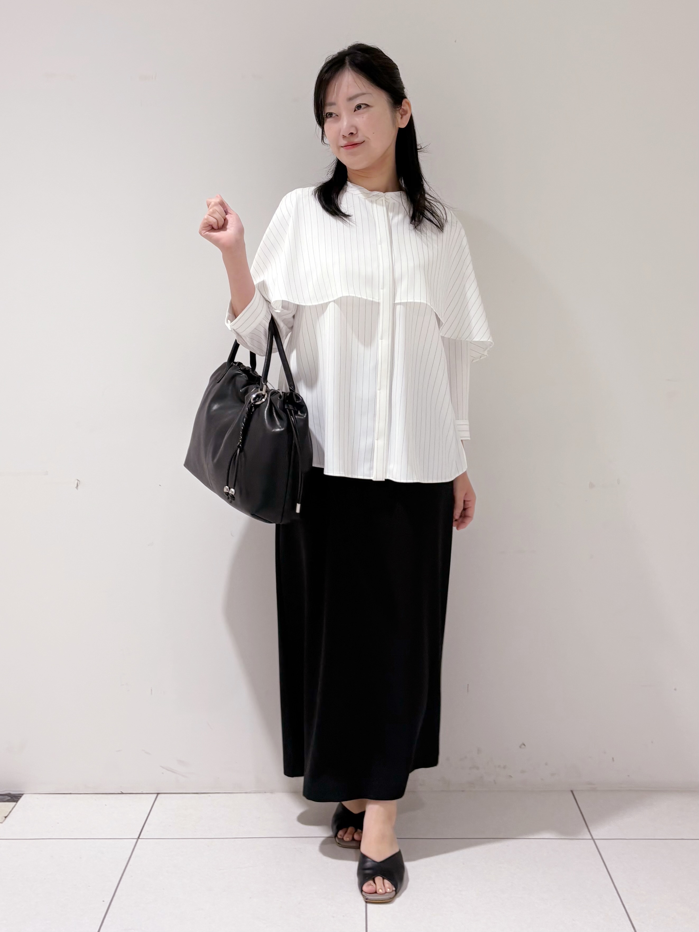 momokoさんの「INDIVI｜【新作登場！着る日傘】 ケープ風ブラウス」を使ったコーディネート