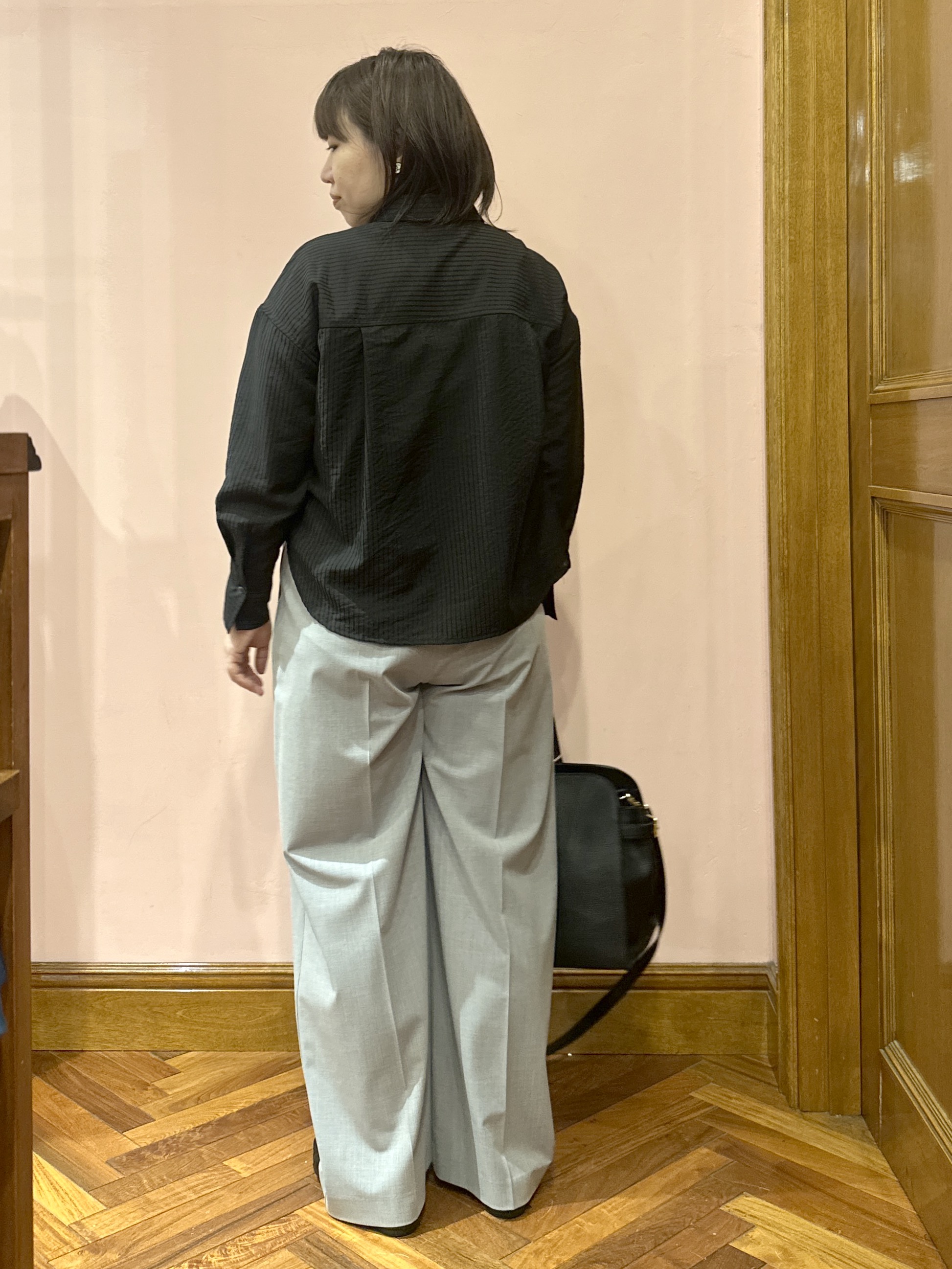 komatsuさんの「DRESSTERIOR｜シアーストライプクロップドシャツ」を使ったコーディネート