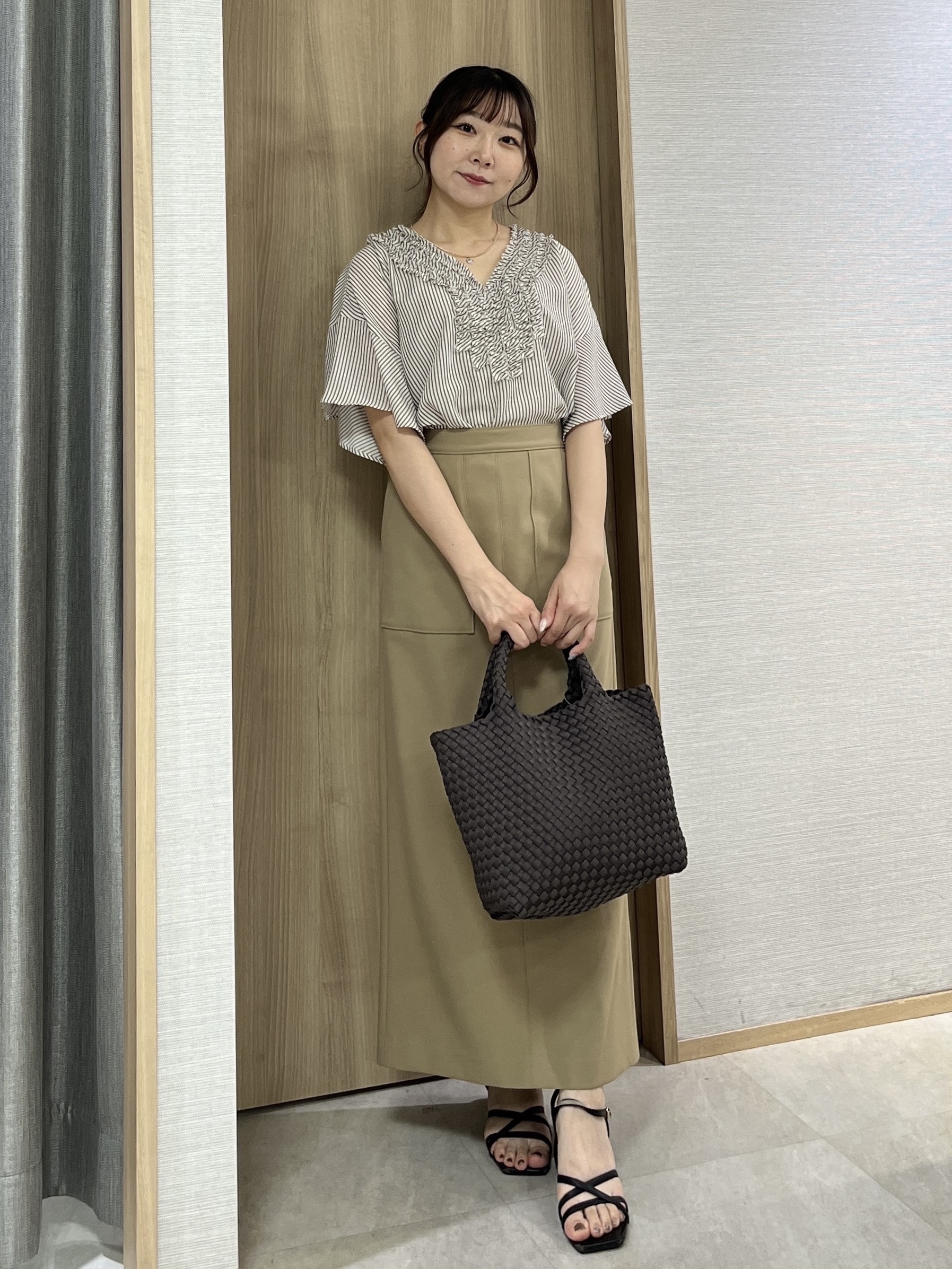 KAHOさんの「UNTITLED｜【接触冷感/通気性/洗える】Vネックフリルブラウス」を使ったコーディネート