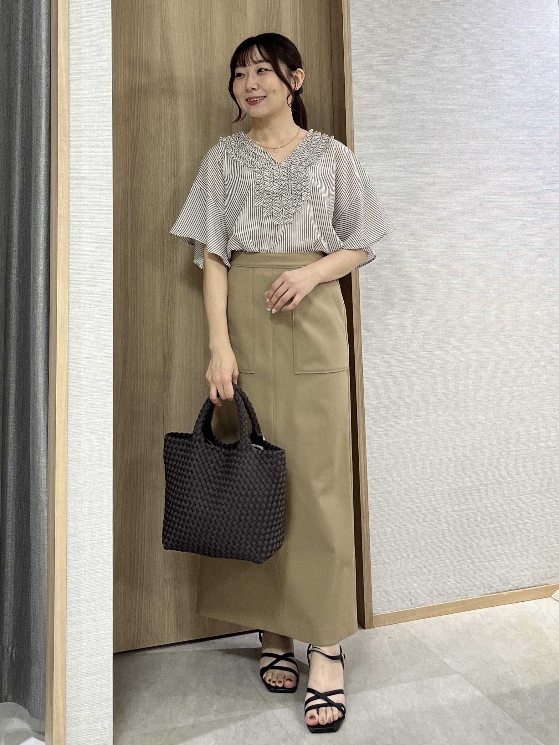 KAHOさんの「UNTITLED｜【接触冷感/通気性/洗える】Vネックフリルブラウス」を使ったコーディネート