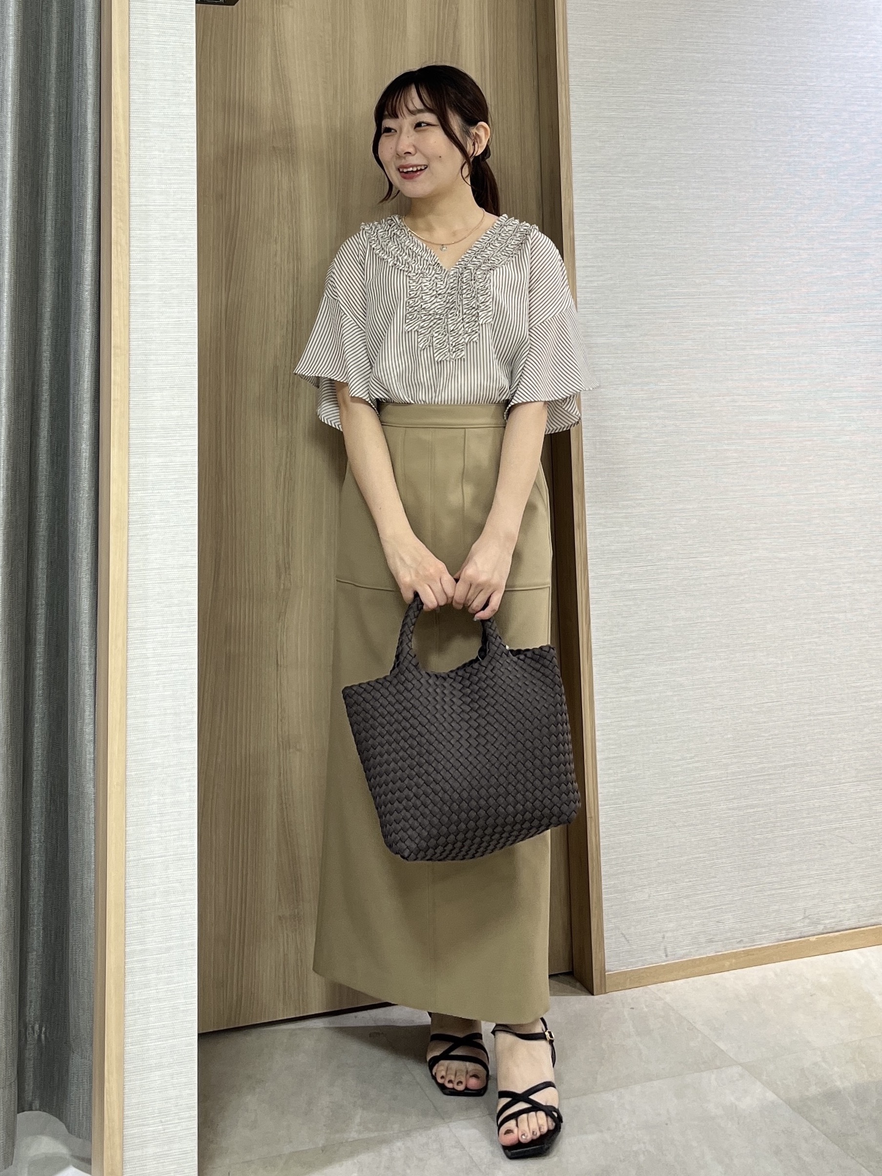 KAHOさんの「UNTITLED｜【接触冷感/通気性/洗える】Vネックフリルブラウス」を使ったコーディネート