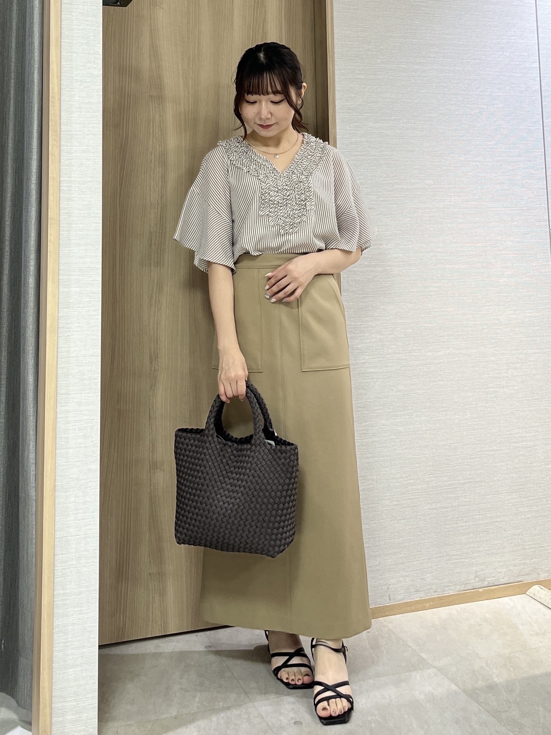 KAHOさんの「UNTITLED｜【接触冷感/通気性/洗える】Vネックフリルブラウス」を使ったコーディネート