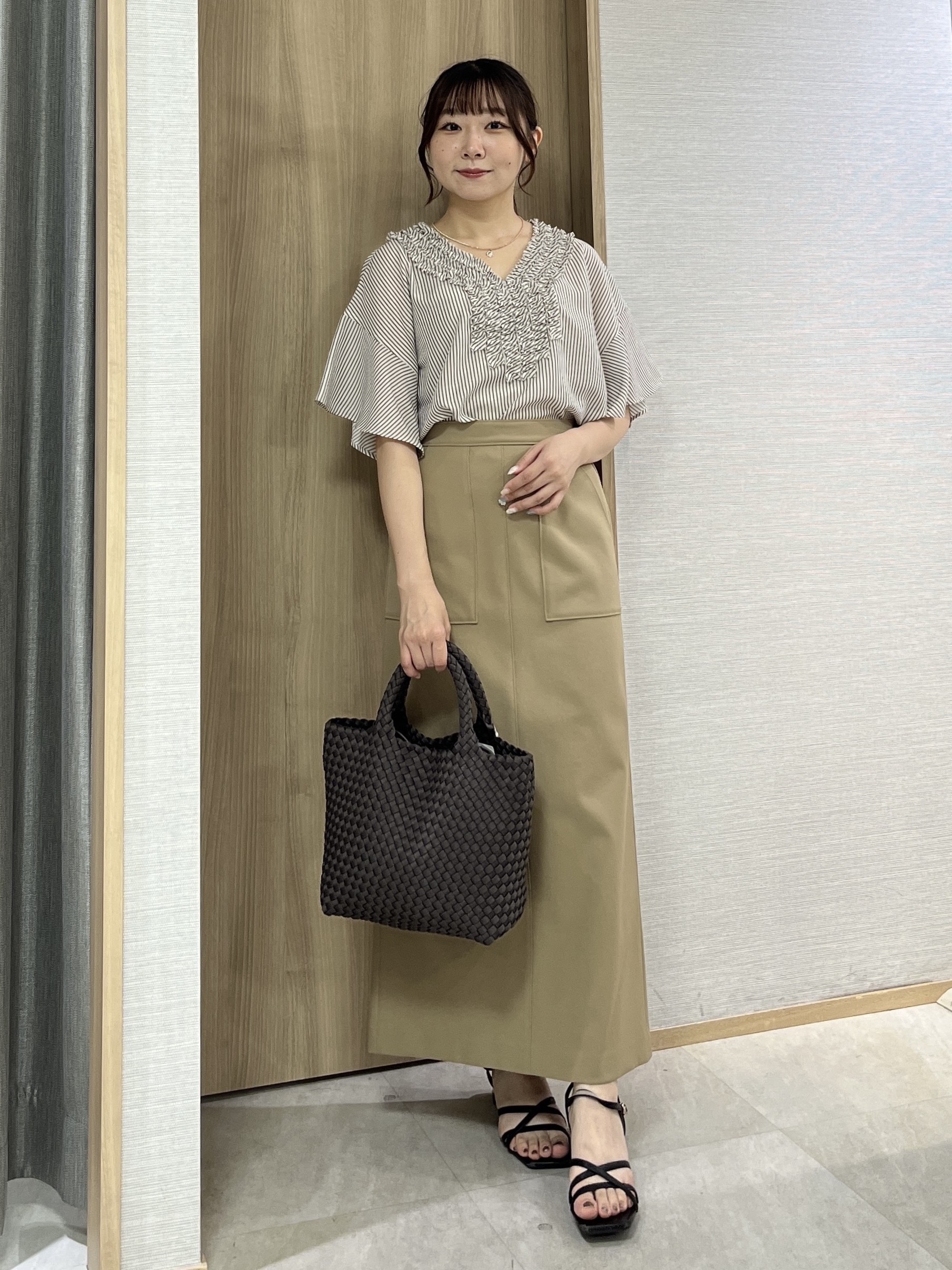 KAHOさんの「UNTITLED｜【接触冷感/通気性/洗える】Vネックフリルブラウス」を使ったコーディネート