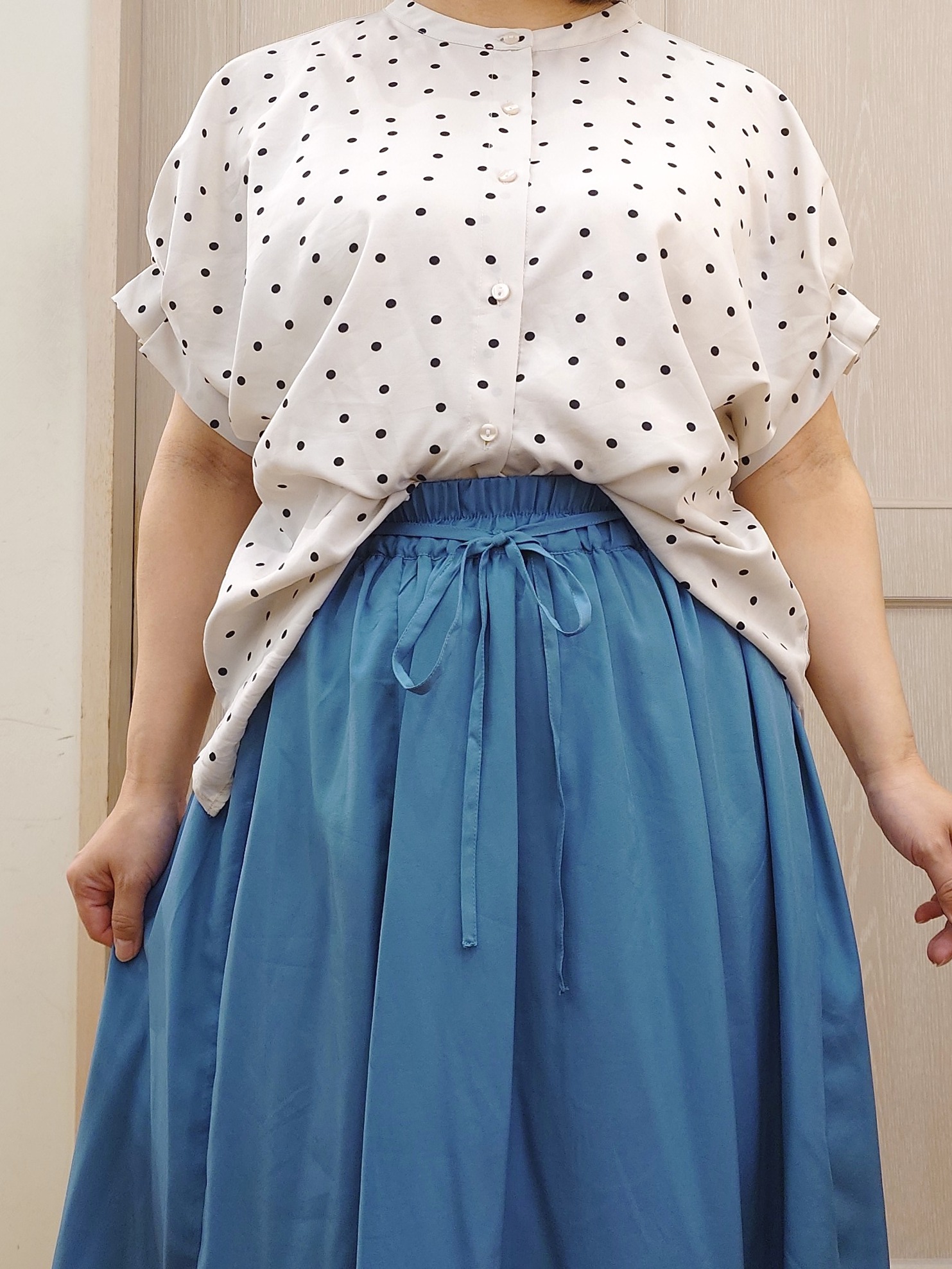 とろろさんの「SHOO･LA･RUE｜【洗濯機可／洗濯後しわになりにくい】大人の甘さをプラスする ドット柄袖タックブラウス」を使ったコーディネート