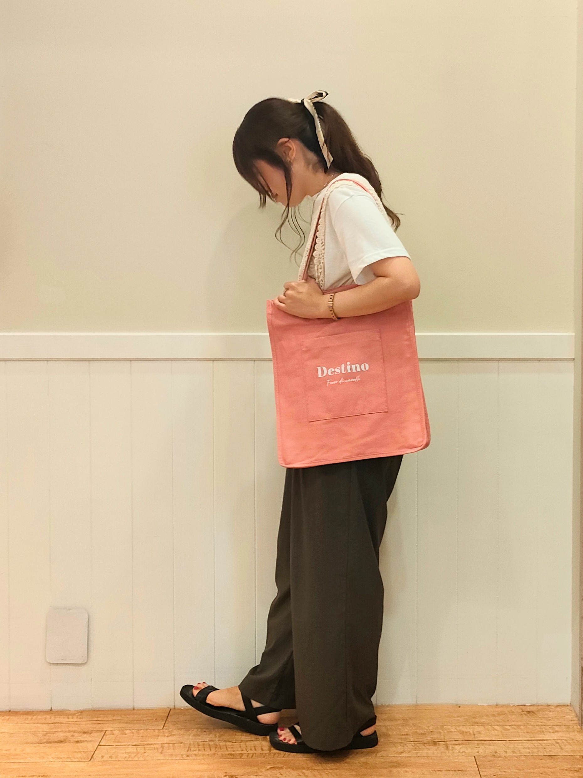 NMさんの「SHOO･LA･RUE｜【2点セット/体型カバー】クロシェ編みベスト+ロゴT」を使ったコーディネート