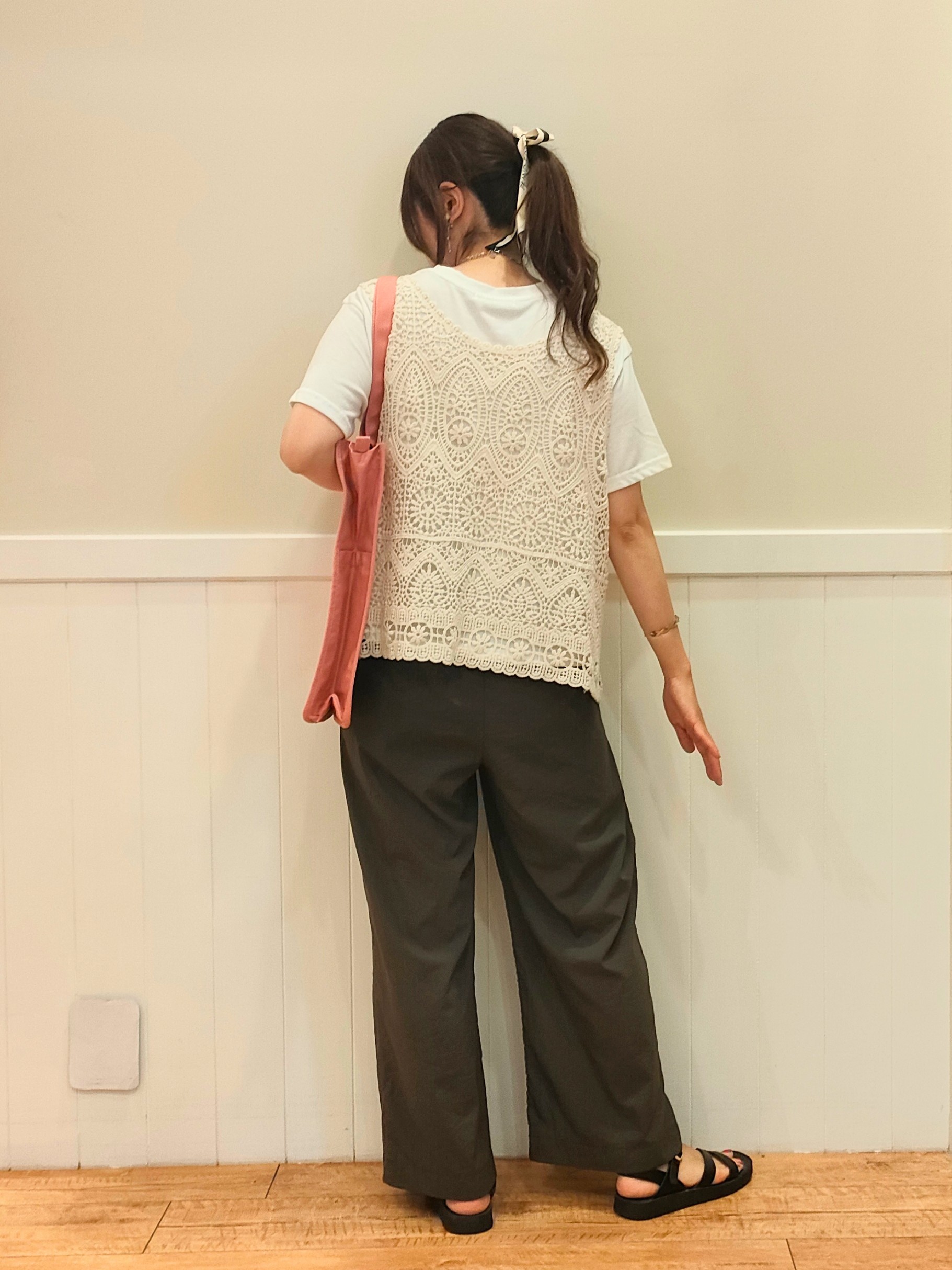 NMさんの「SHOO･LA･RUE｜【2点セット/体型カバー】クロシェ編みベスト+ロゴT」を使ったコーディネート