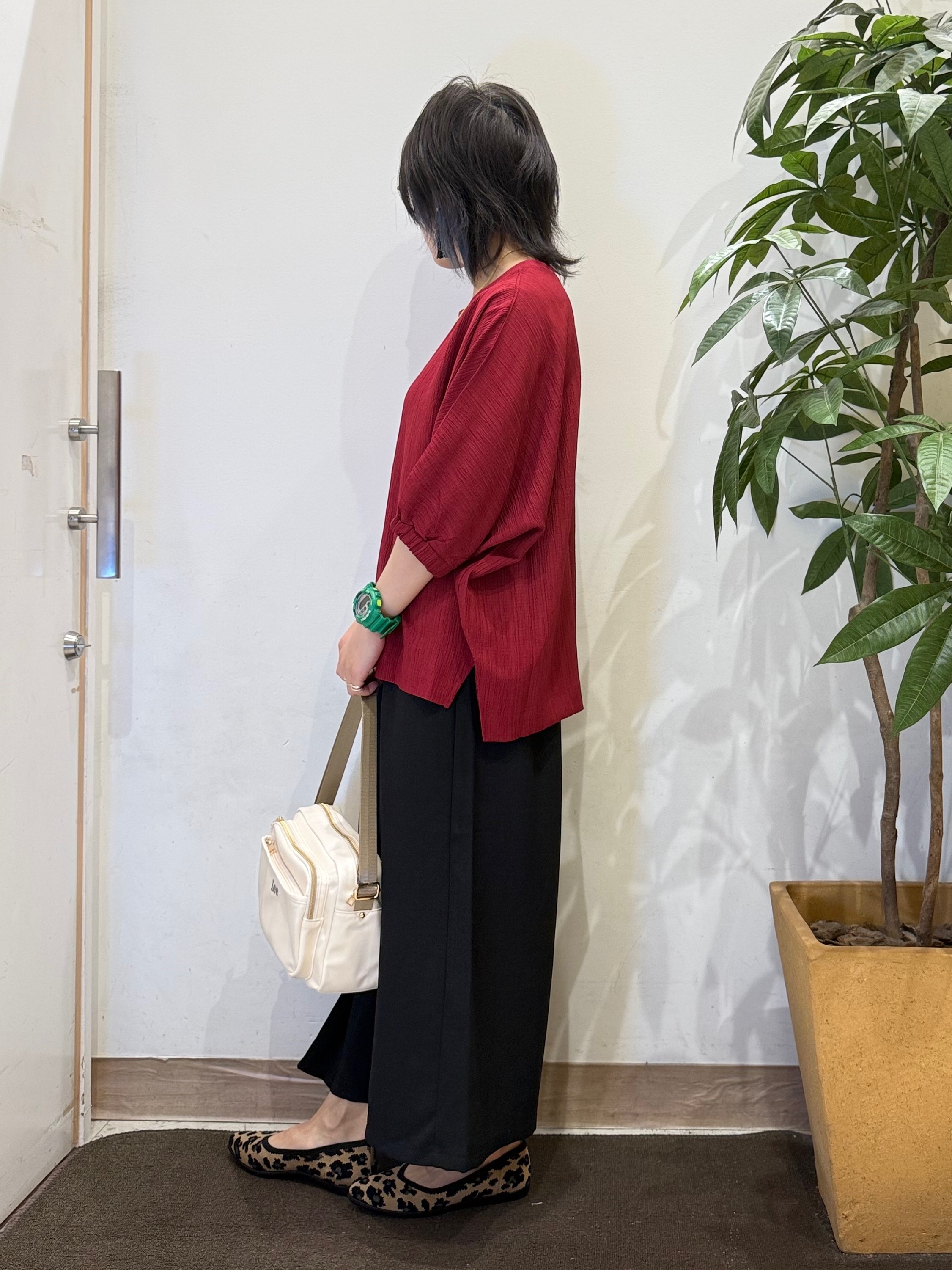 misakiさんの「SHOO･LA･RUE｜【インせず着られる/洗濯後しわになりにくい】シボシボドルマンブラウス」を使ったコーディネート