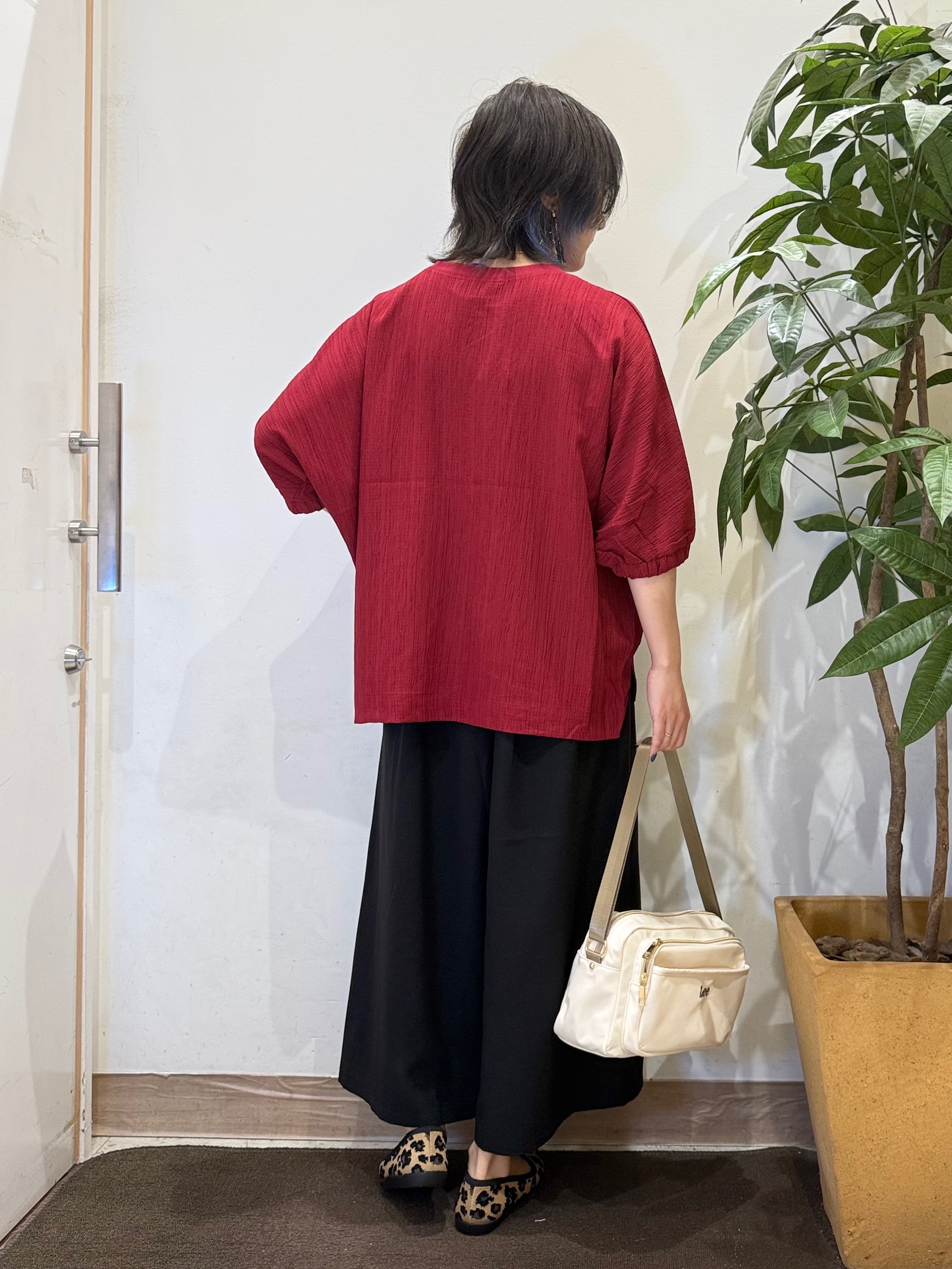 misakiさんの「SHOO･LA･RUE｜【インせず着られる/洗濯後しわになりにくい】シボシボドルマンブラウス」を使ったコーディネート