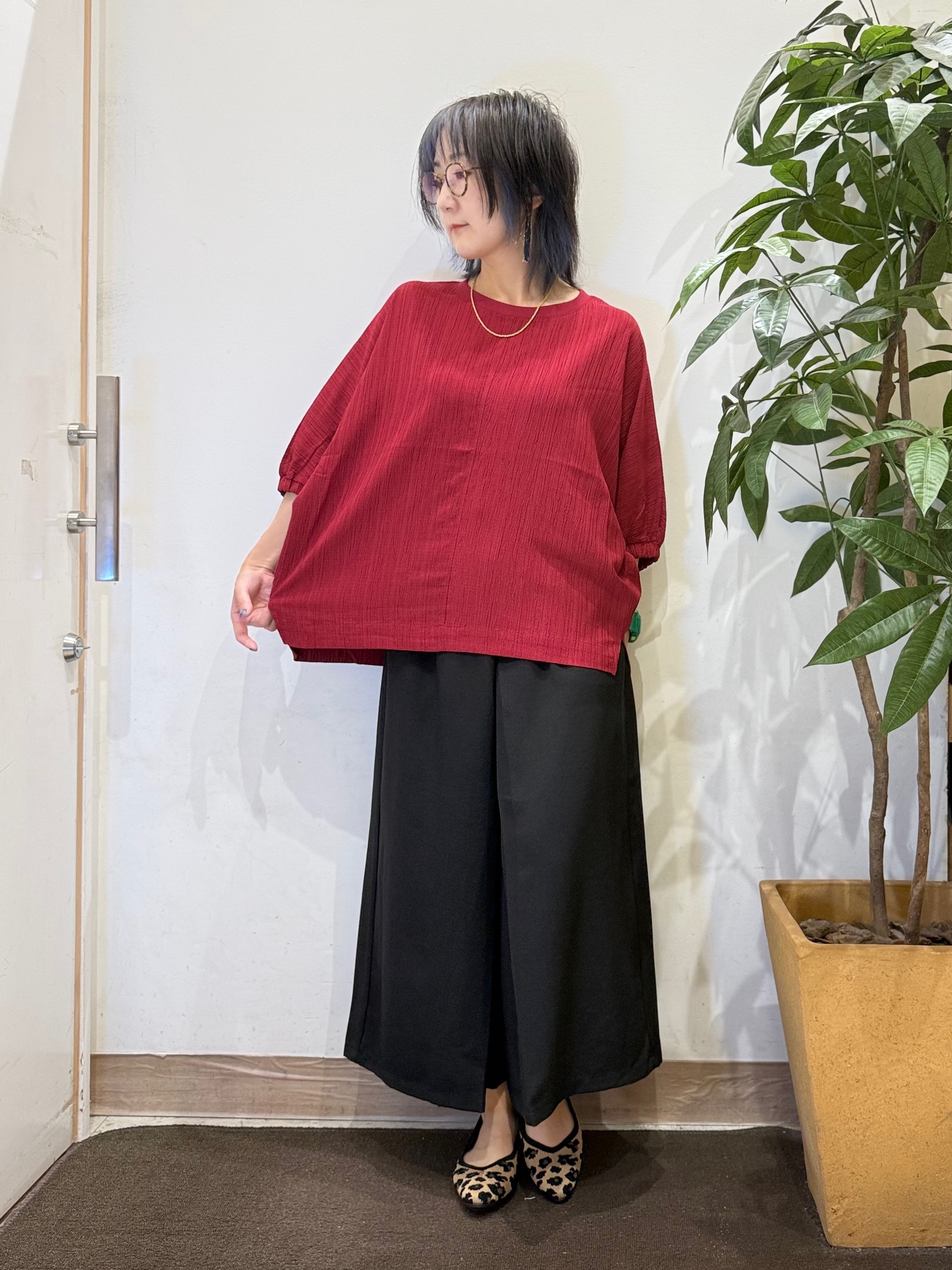 misakiさんの「SHOO･LA･RUE｜【インせず着られる/洗濯後しわになりにくい】シボシボドルマンブラウス」を使ったコーディネート