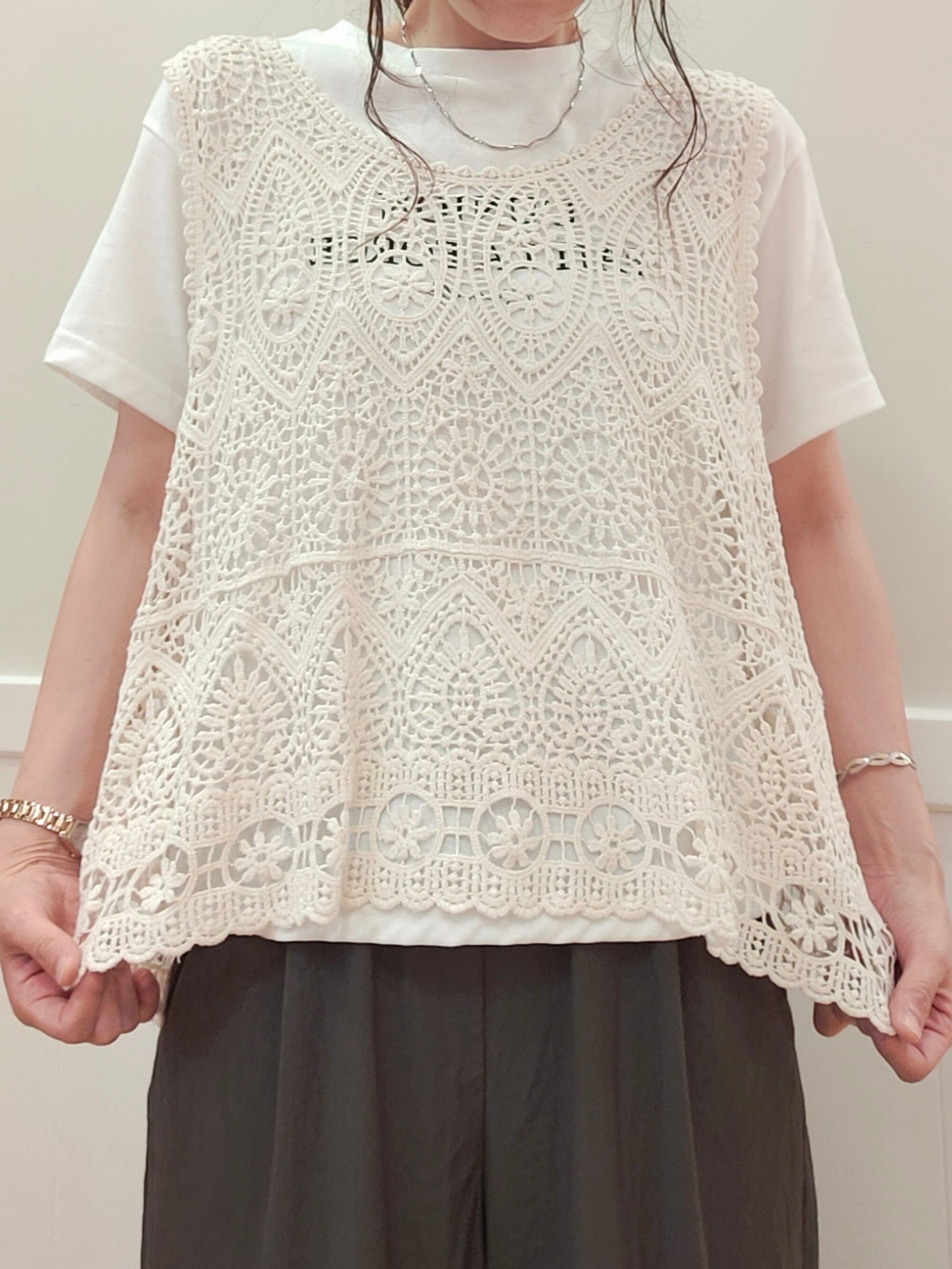NMさんの「SHOO･LA･RUE｜【2点セット/体型カバー】クロシェ編みベスト+ロゴT」を使ったコーディネート