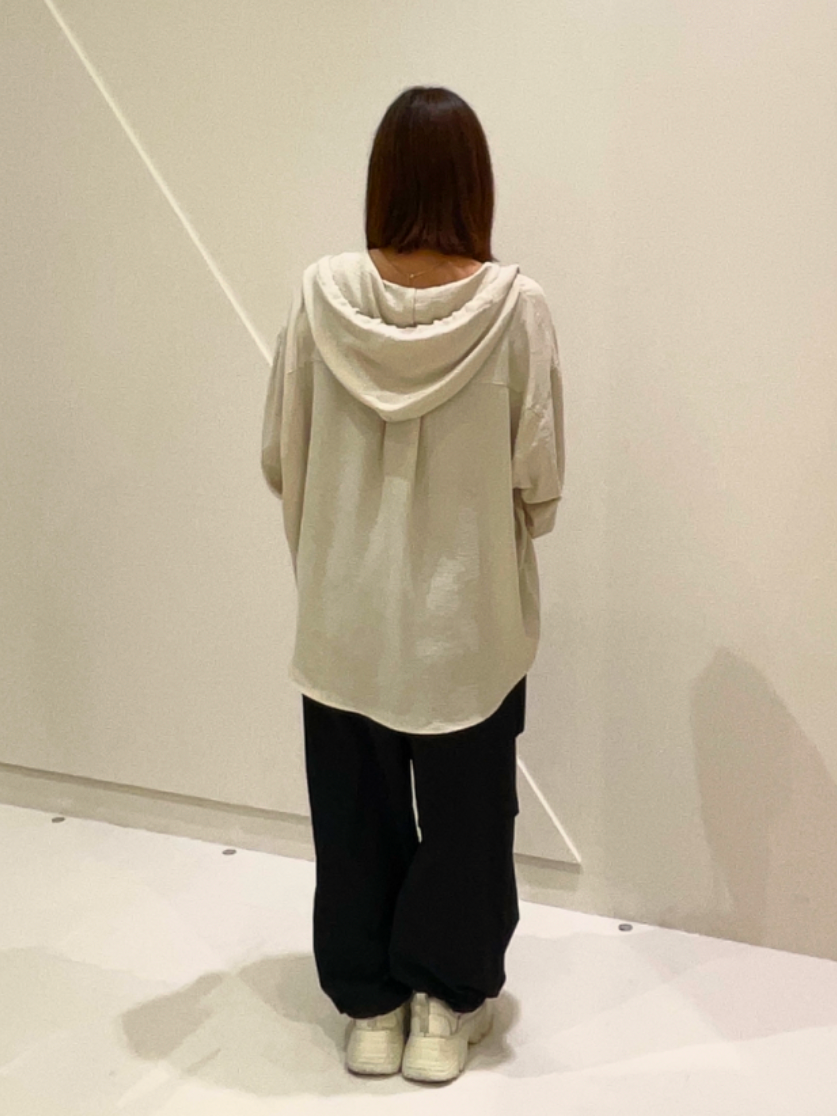 水上翼さんの「THE SHOP TK｜【夏のUV対策に】ひんやり/UV/防しわ フーディシャツ」を使ったコーディネート