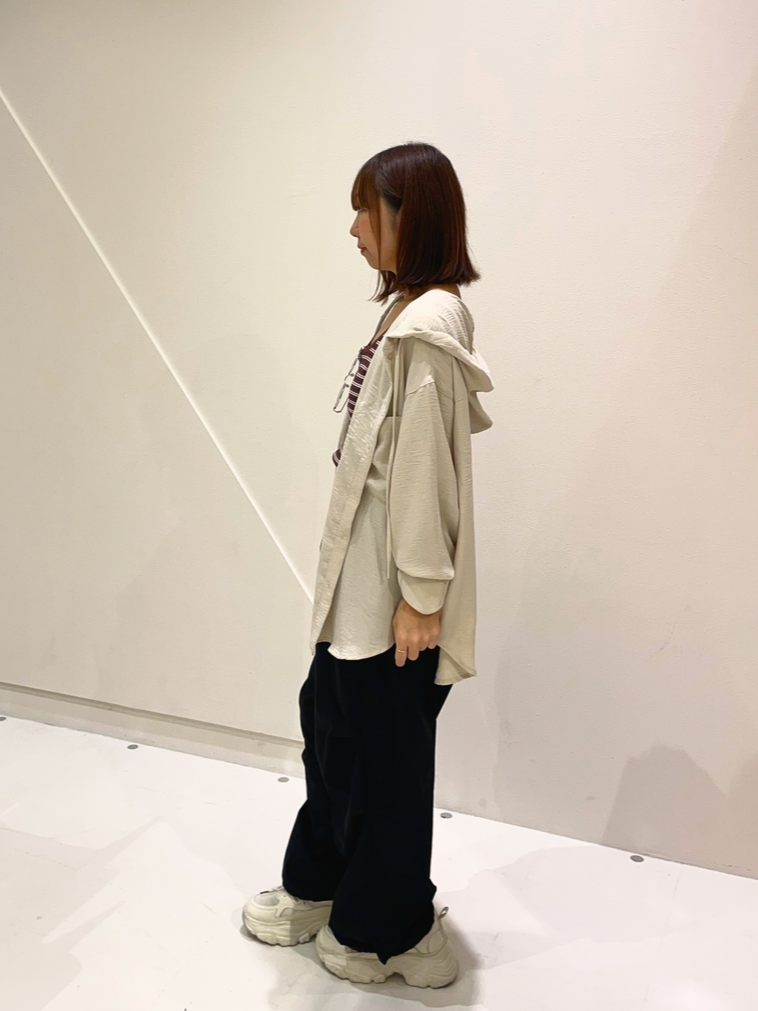 水上翼さんの「THE SHOP TK｜【夏のUV対策に】ひんやり/UV/防しわ フーディシャツ」を使ったコーディネート