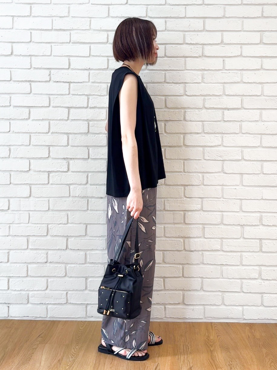 𝐜𝐡𝐢𝐤𝐚さんの「SHOO･LA･RUE｜【UVカット/接触冷感】上品に涼し気 とろみタックノースリーブトップス」を使ったコーディネート