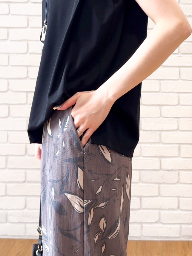 𝐜𝐡𝐢𝐤𝐚さんの「SHOO･LA･RUE｜【UVカット/接触冷感】上品に涼し気 とろみタックノースリーブトップス」を使ったコーディネート