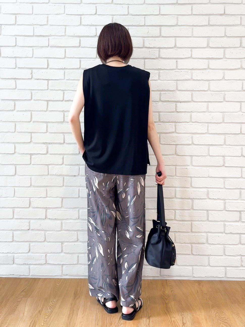 𝐜𝐡𝐢𝐤𝐚さんの「SHOO･LA･RUE｜【UVカット/接触冷感】上品に涼し気 とろみタックノースリーブトップス」を使ったコーディネート
