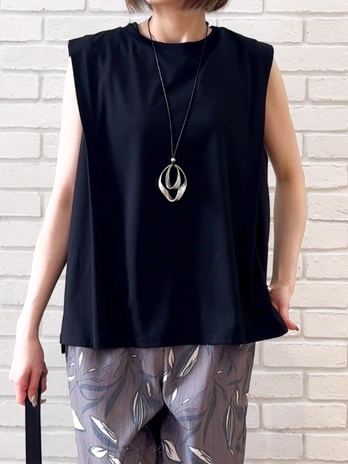 𝐜𝐡𝐢𝐤𝐚さんの「SHOO･LA･RUE｜【UVカット/接触冷感】上品に涼し気 とろみタックノースリーブトップス」を使ったコーディネート
