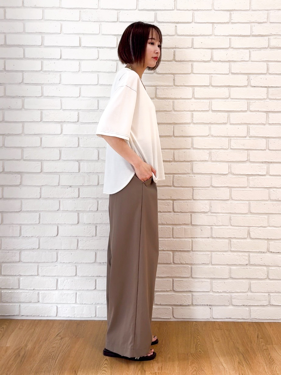 𝐜𝐡𝐢𝐤𝐚さんの「SHOO･LA･RUE｜【S-LL/体型カバー】インせず着られる 配色ステッチ 5分袖ロゴTシャツ」を使ったコーディネート
