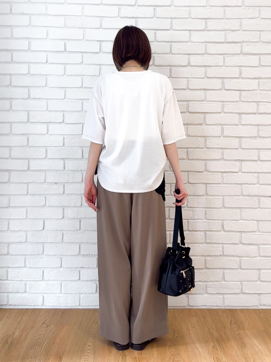 𝐜𝐡𝐢𝐤𝐚さんの「SHOO･LA･RUE｜【S-LL/体型カバー】インせず着られる 配色ステッチ 5分袖ロゴTシャツ」を使ったコーディネート