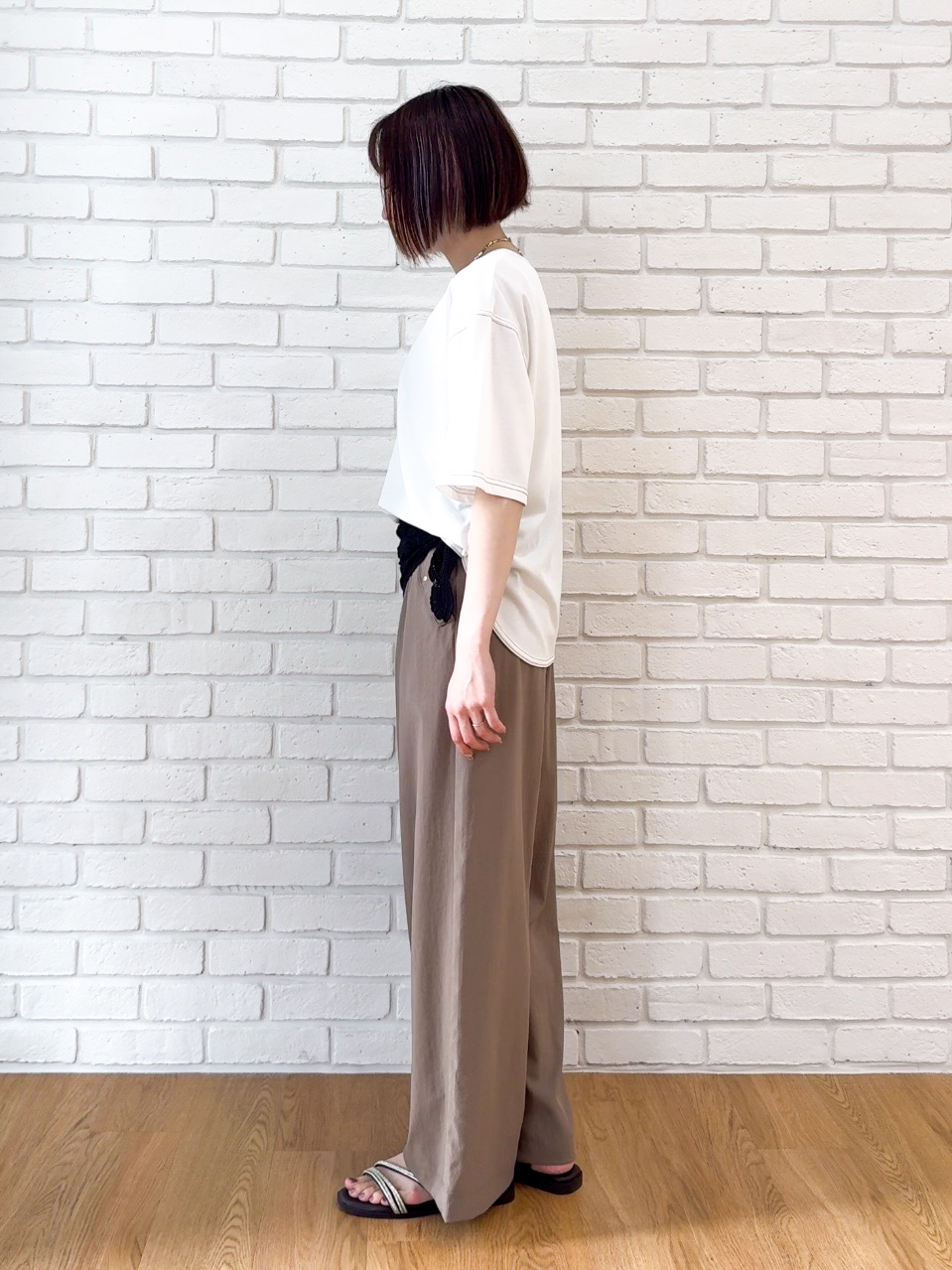 𝐜𝐡𝐢𝐤𝐚さんの「SHOO･LA･RUE｜【S-LL/体型カバー】インせず着られる 配色ステッチ 5分袖ロゴTシャツ」を使ったコーディネート