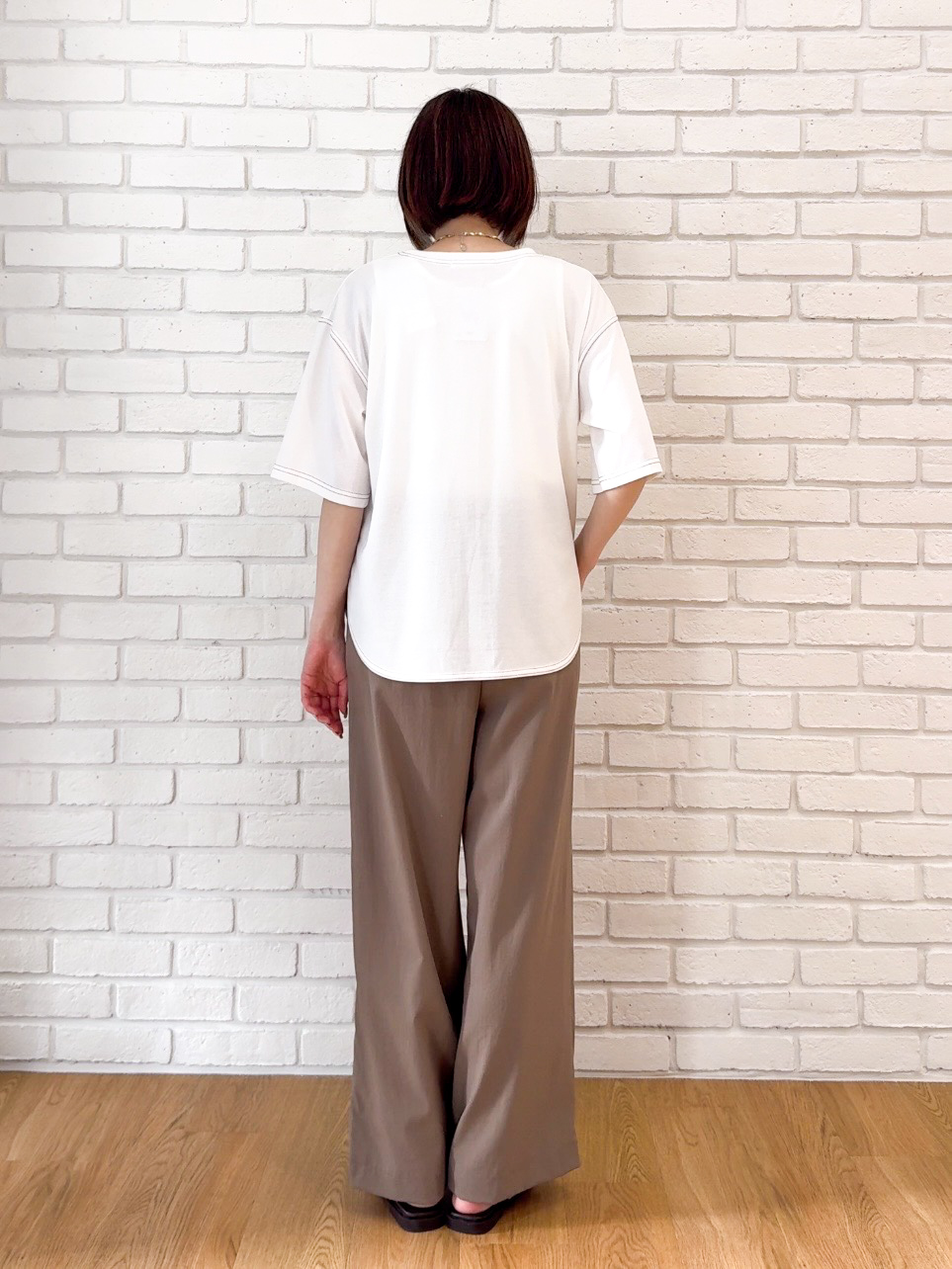 𝐜𝐡𝐢𝐤𝐚さんの「SHOO･LA･RUE｜【S-LL/体型カバー】インせず着られる 配色ステッチ 5分袖ロゴTシャツ」を使ったコーディネート