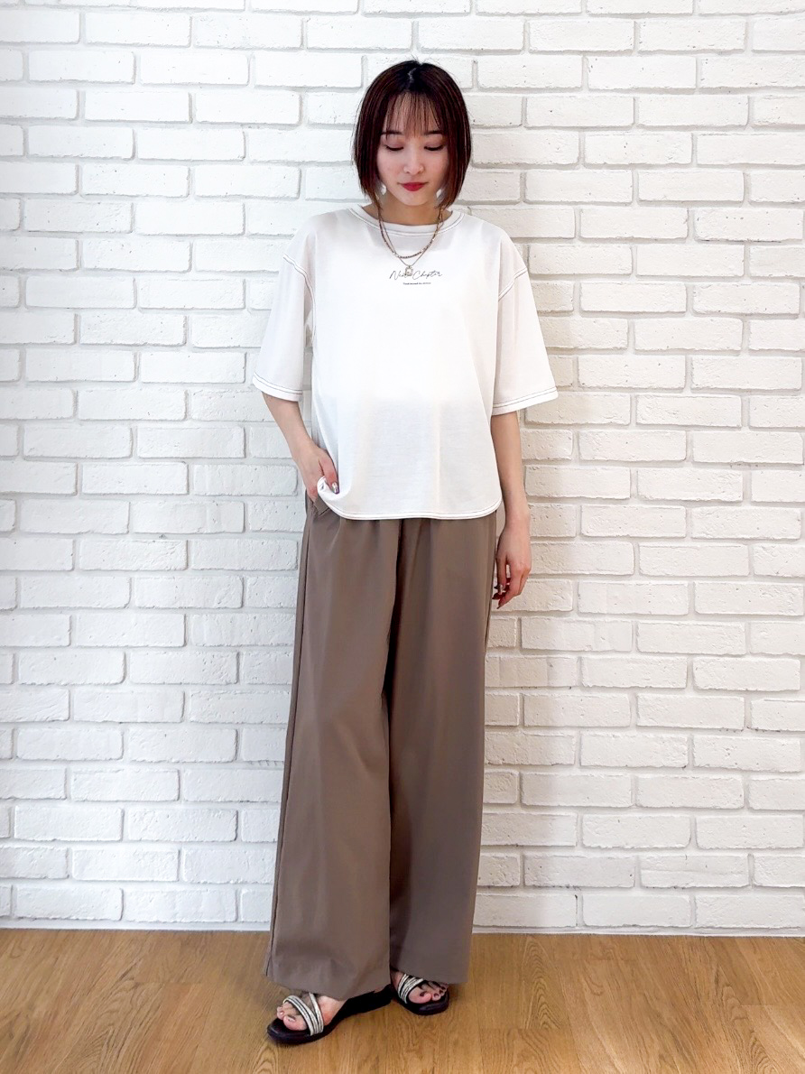 𝐜𝐡𝐢𝐤𝐚さんの「SHOO･LA･RUE｜【S-LL/体型カバー】インせず着られる 配色ステッチ 5分袖ロゴTシャツ」を使ったコーディネート