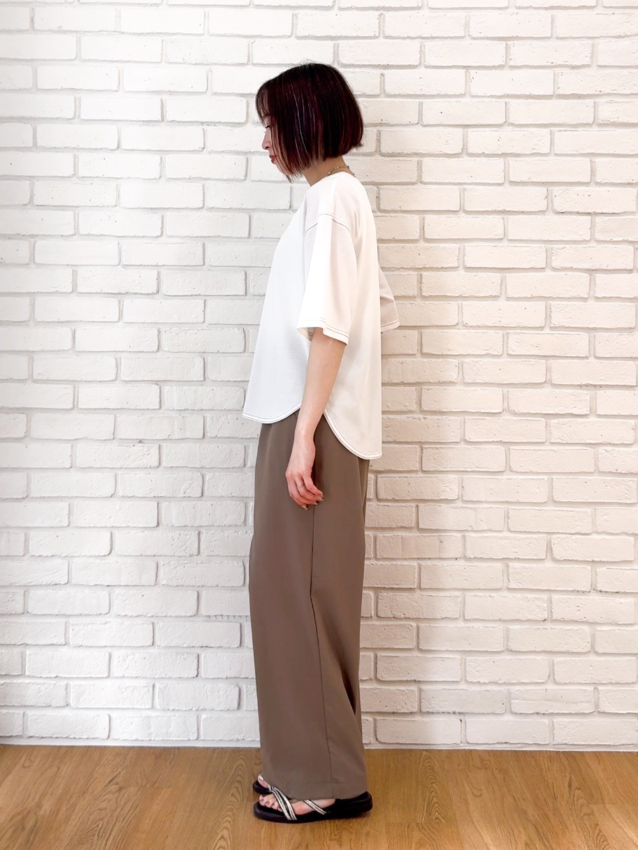 𝐜𝐡𝐢𝐤𝐚さんの「SHOO･LA･RUE｜【S-LL/体型カバー】インせず着られる 配色ステッチ 5分袖ロゴTシャツ」を使ったコーディネート