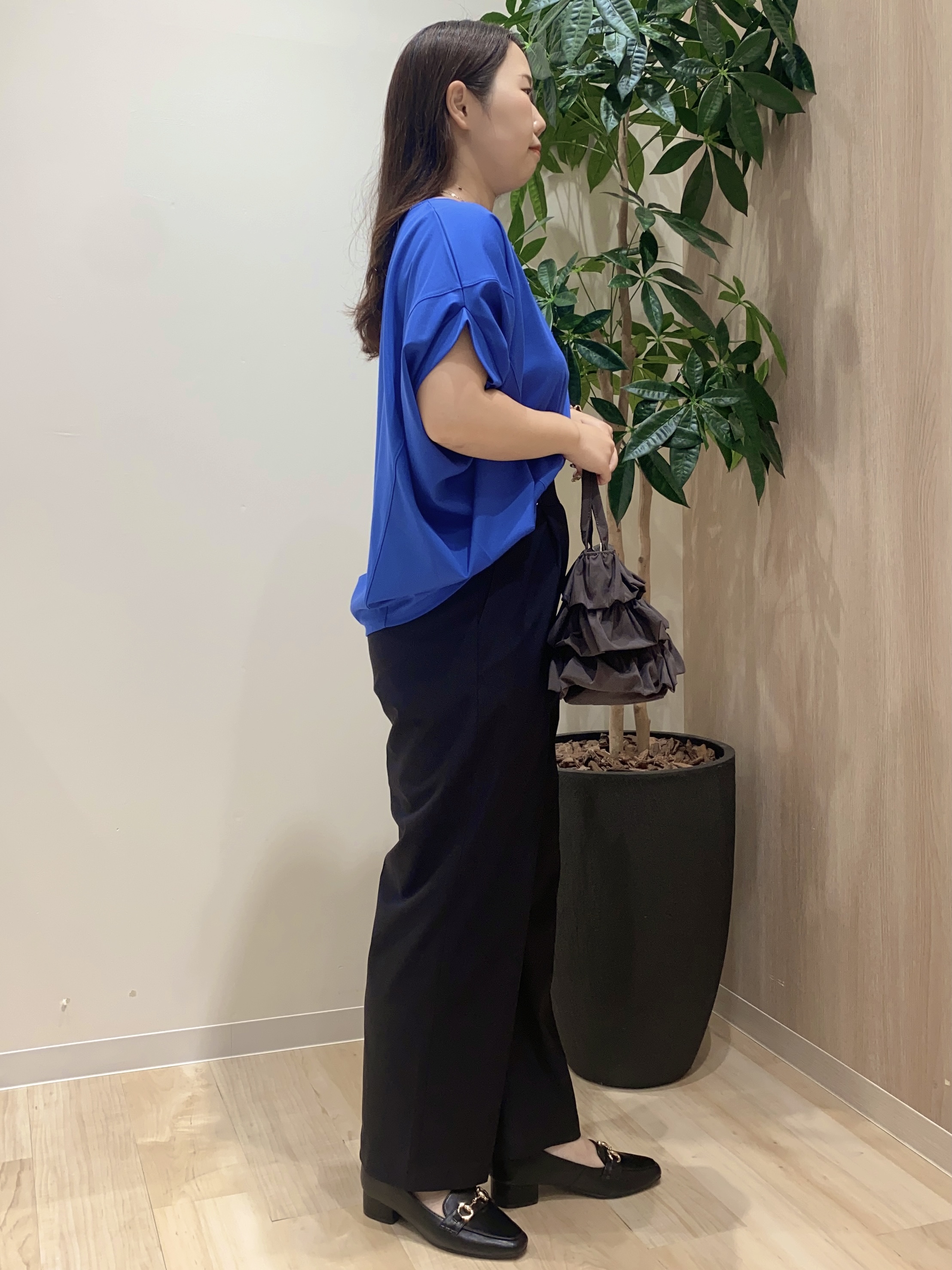 HANAさんの「grove｜【持続冷感・体型カバー】サテンパイピングドルマンカットソー」を使ったコーディネート