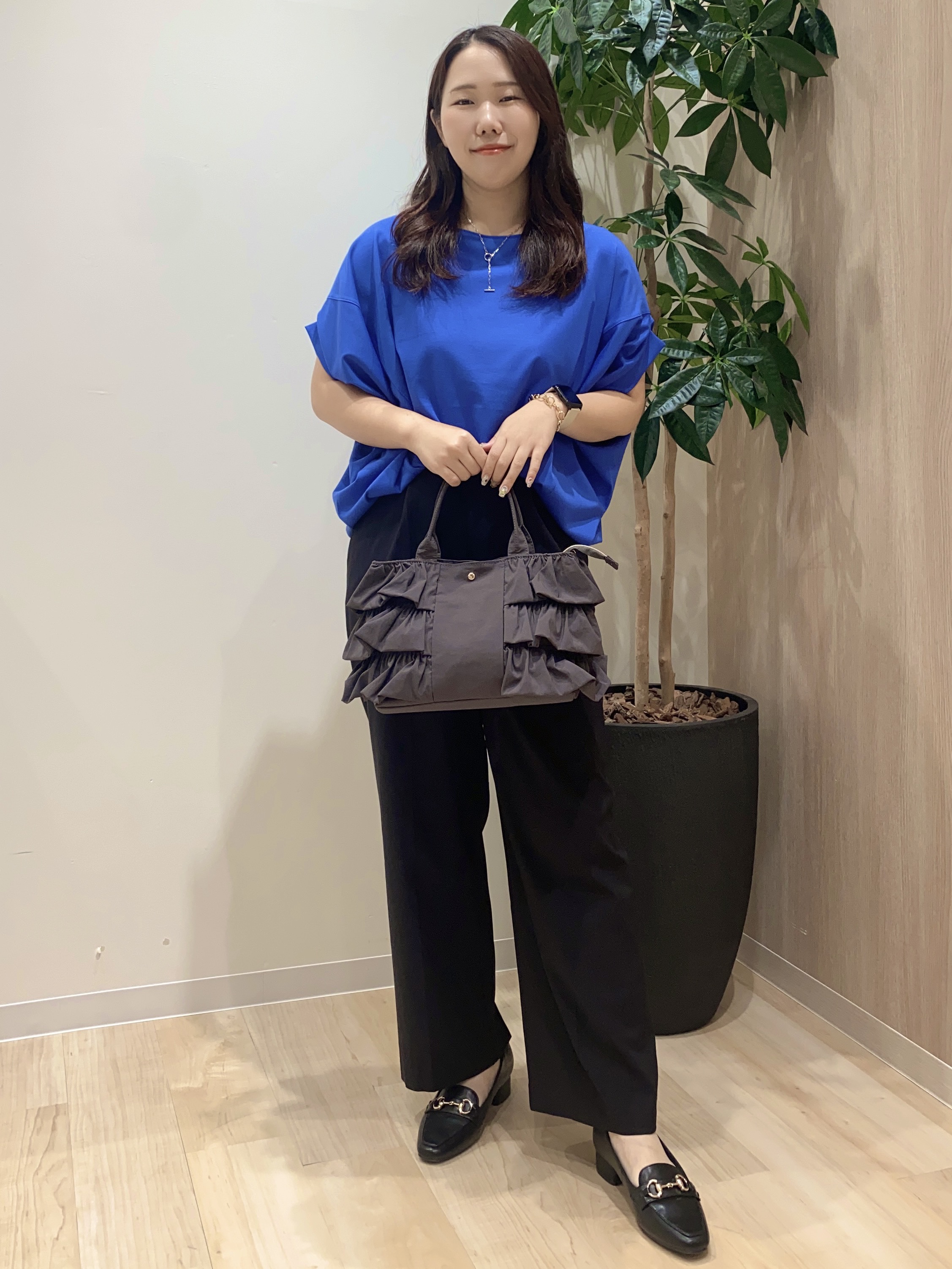 HANAさんの「grove｜【持続冷感・体型カバー】サテンパイピングドルマンカットソー」を使ったコーディネート