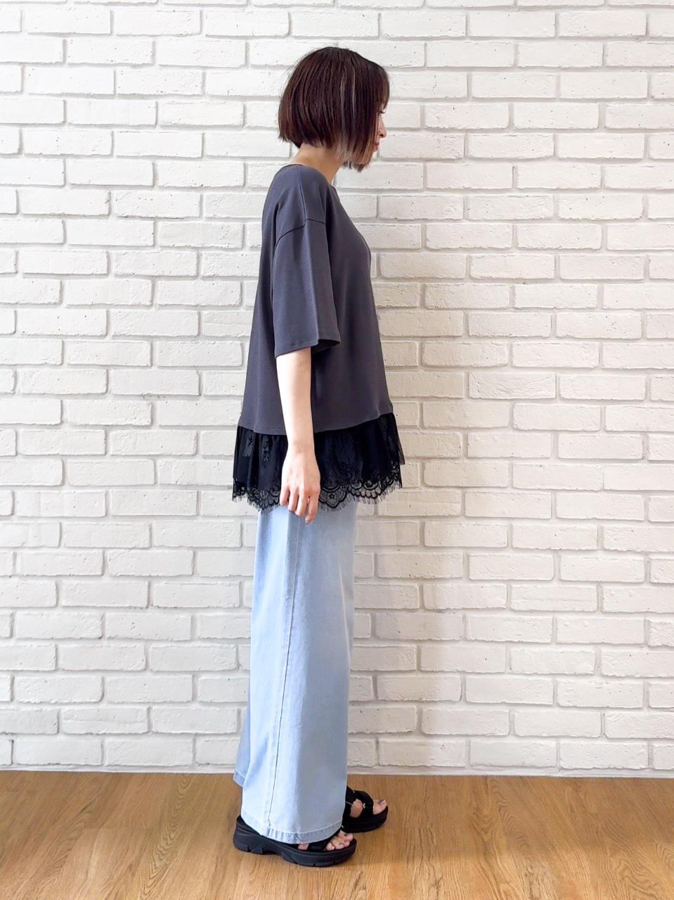 𝐜𝐡𝐢𝐤𝐚さんの「SHOO･LA･RUE｜【ひんやり/UV/抗菌防臭/S-LL】1枚でサマ見え 裾レースTシャツ」を使ったコーディネート