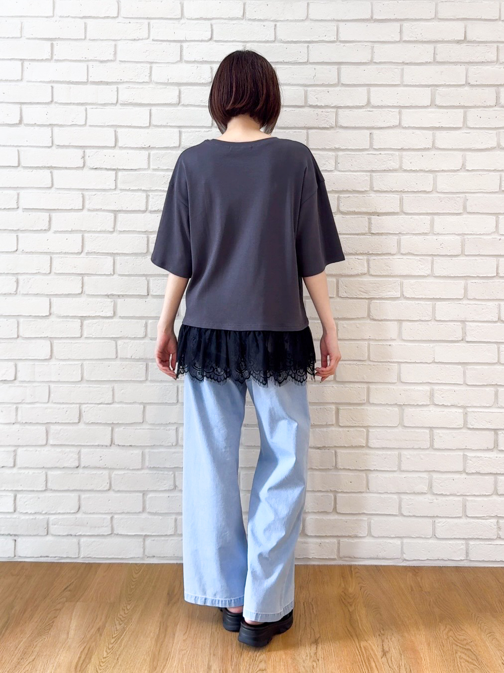 𝐜𝐡𝐢𝐤𝐚さんの「SHOO･LA･RUE｜【ひんやり/UV/抗菌防臭/S-LL】1枚でサマ見え 裾レースTシャツ」を使ったコーディネート