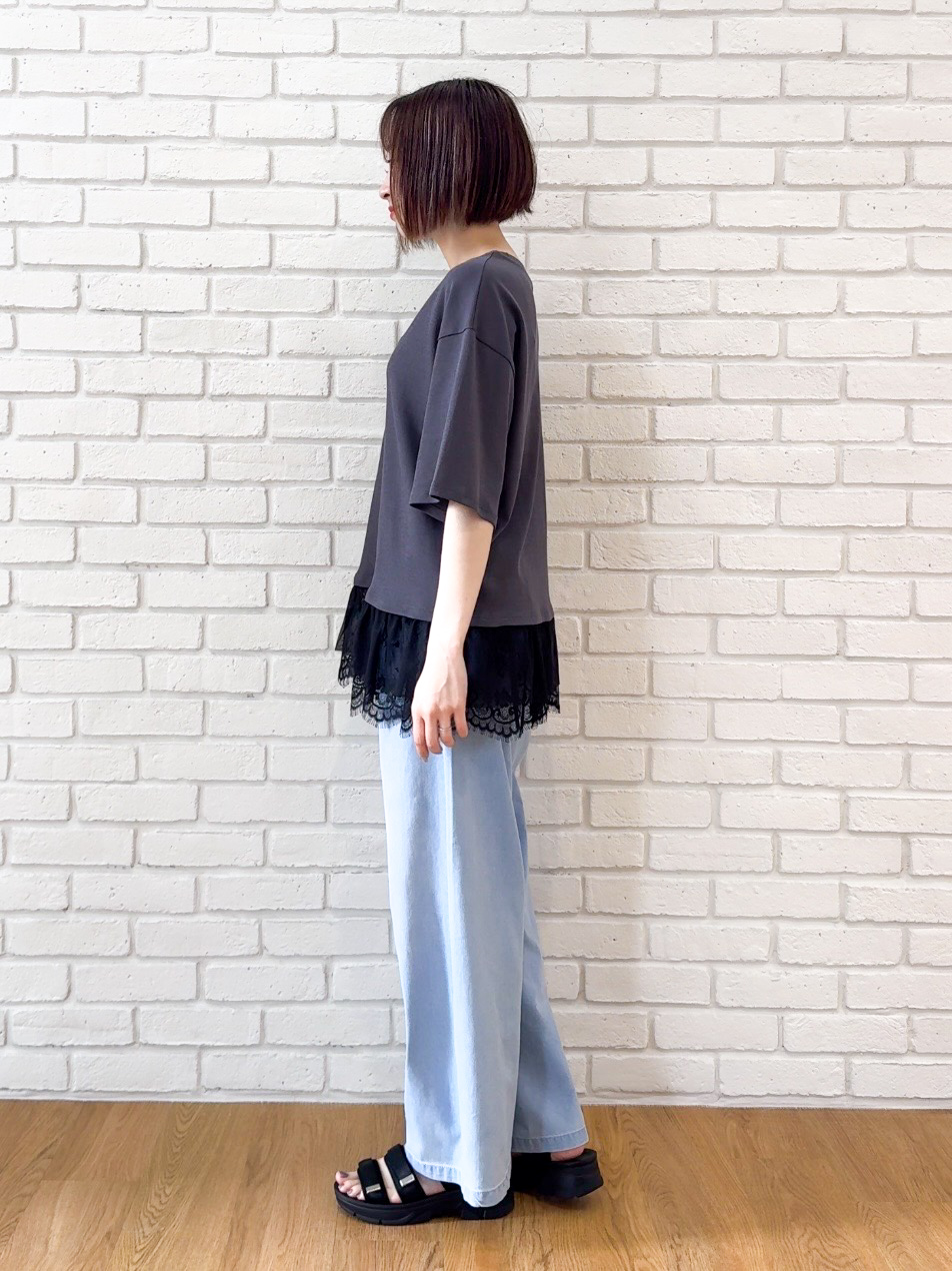 𝐜𝐡𝐢𝐤𝐚さんの「SHOO･LA･RUE｜【ひんやり/UV/抗菌防臭/S-LL】1枚でサマ見え 裾レースTシャツ」を使ったコーディネート