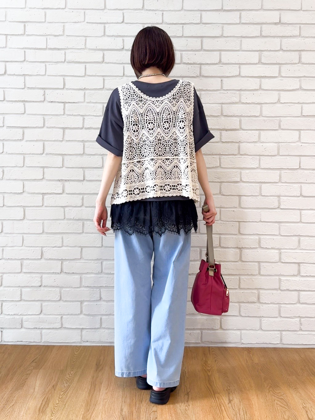 𝐜𝐡𝐢𝐤𝐚さんの「SHOO･LA･RUE｜【ひんやり/UV/抗菌防臭/S-LL】1枚でサマ見え 裾レースTシャツ」を使ったコーディネート