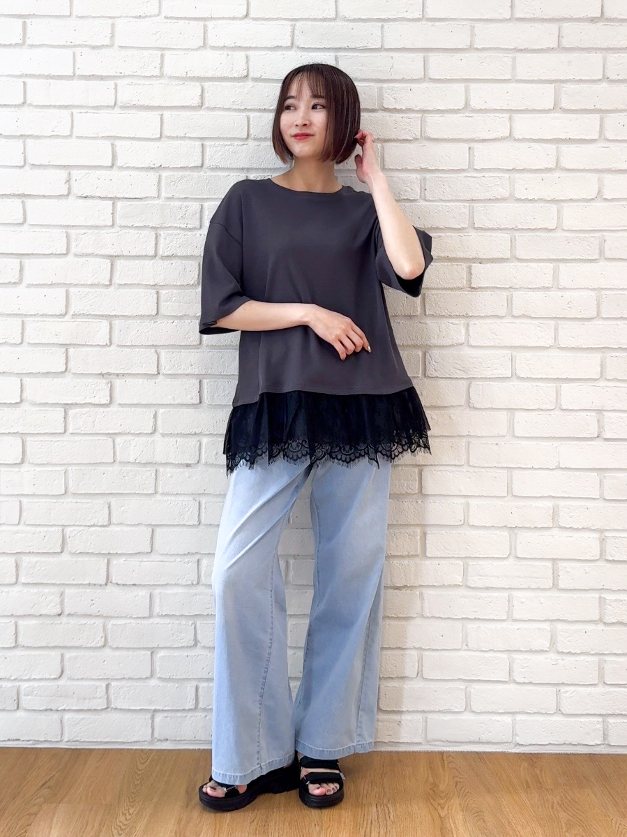 𝐜𝐡𝐢𝐤𝐚さんの「SHOO･LA･RUE｜【ひんやり/UV/抗菌防臭/S-LL】1枚でサマ見え 裾レースTシャツ」を使ったコーディネート