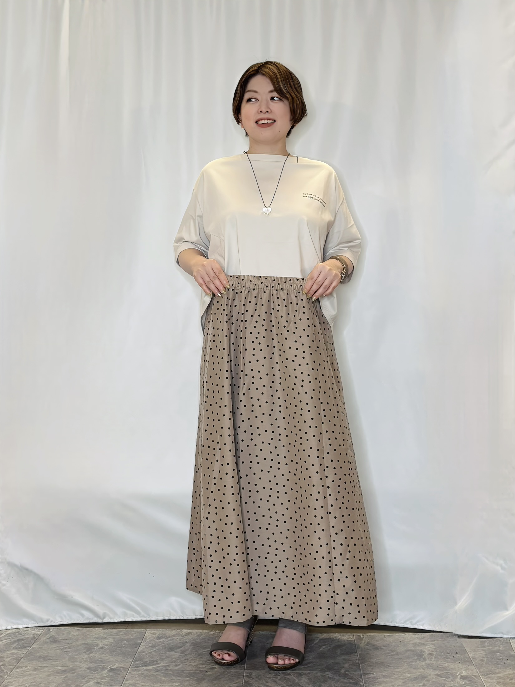 たみさんの「SHOO･LA･RUE｜【ひんやり/体型カバー】首元すっきり ゆるバックギャザーTシャツ」を使ったコーディネート