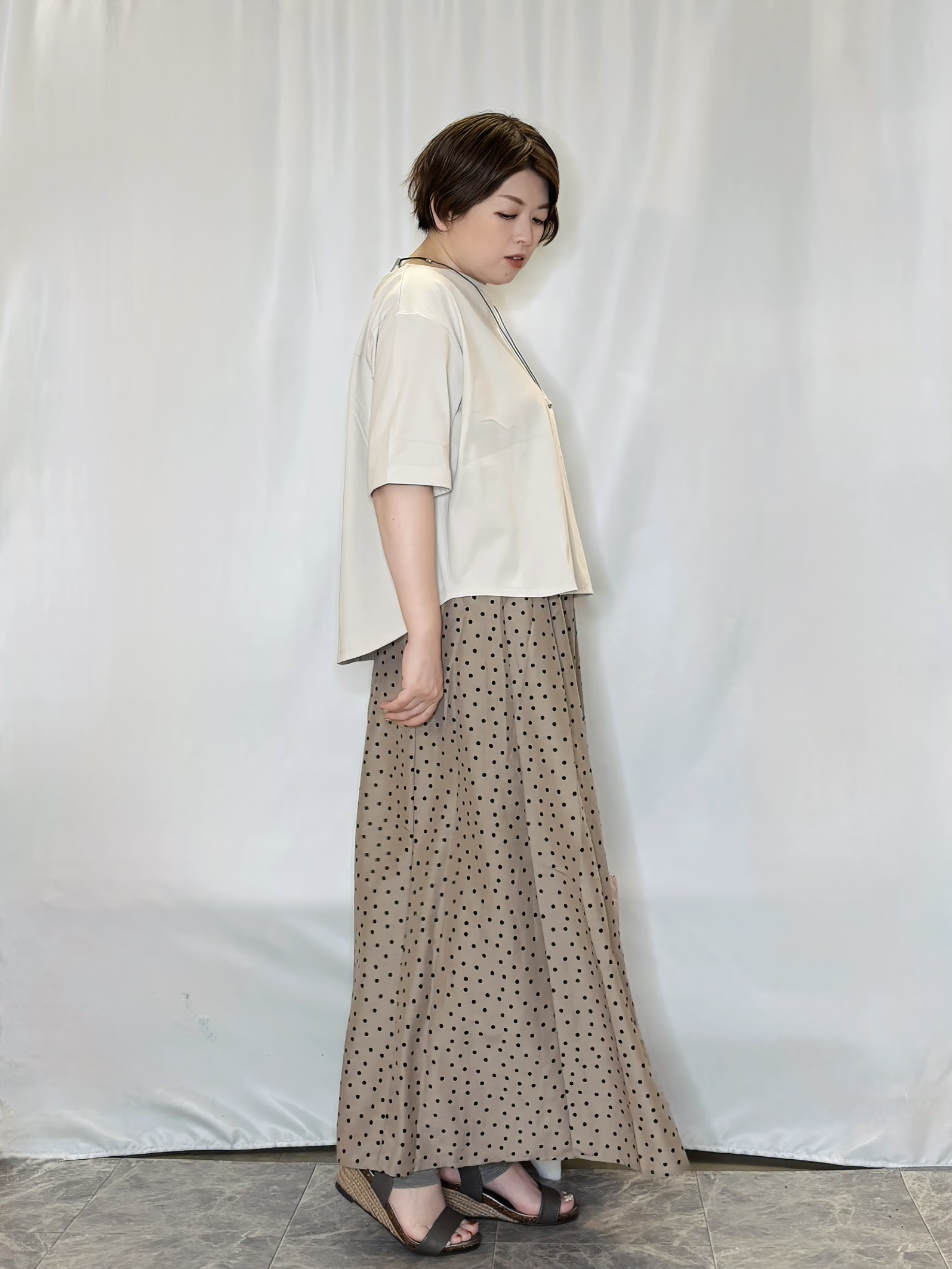 たみさんの「SHOO･LA･RUE｜【ひんやり/体型カバー】首元すっきり ゆるバックギャザーTシャツ」を使ったコーディネート