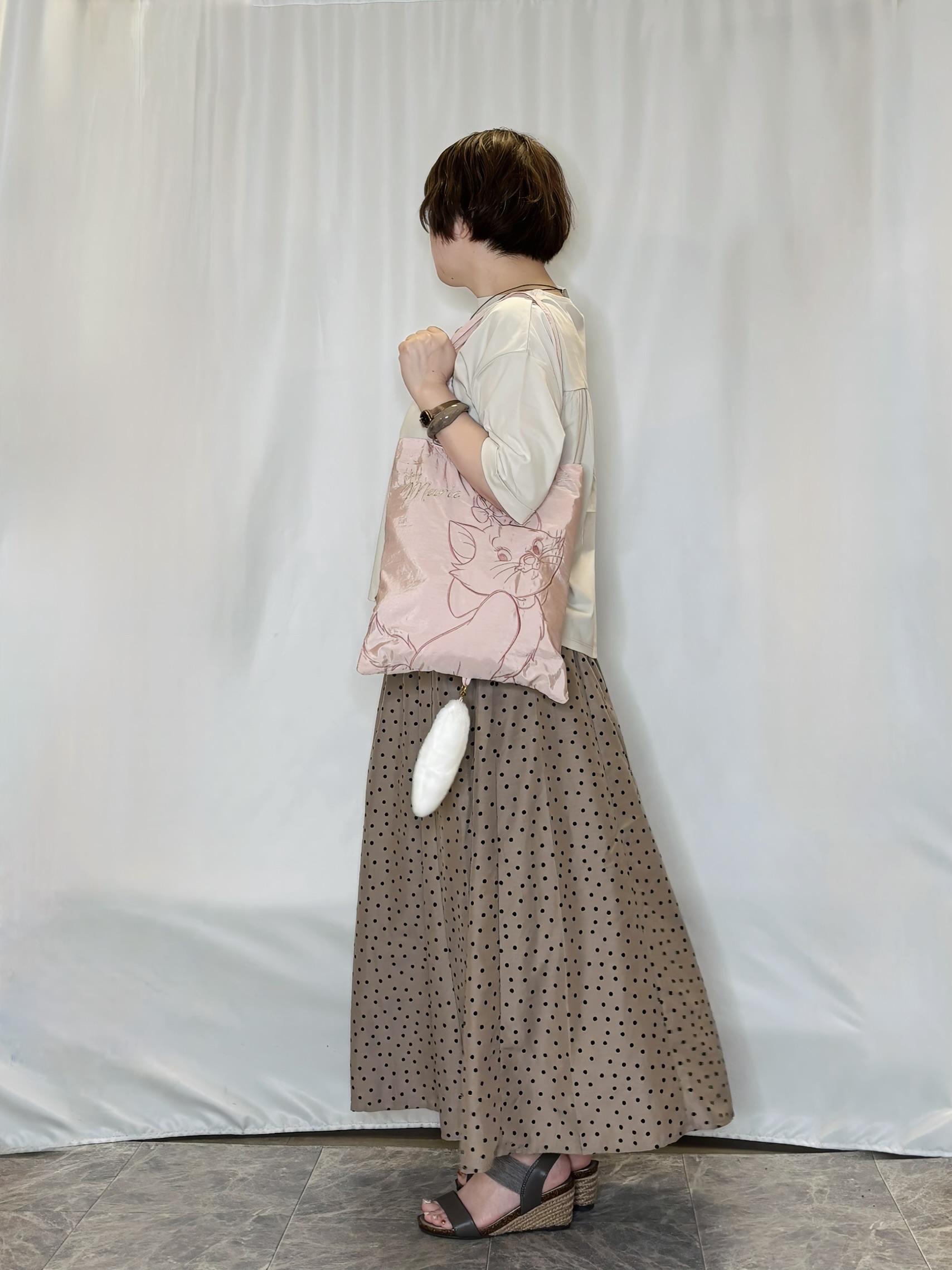 たみさんの「SHOO･LA･RUE｜【ひんやり/体型カバー】首元すっきり ゆるバックギャザーTシャツ」を使ったコーディネート