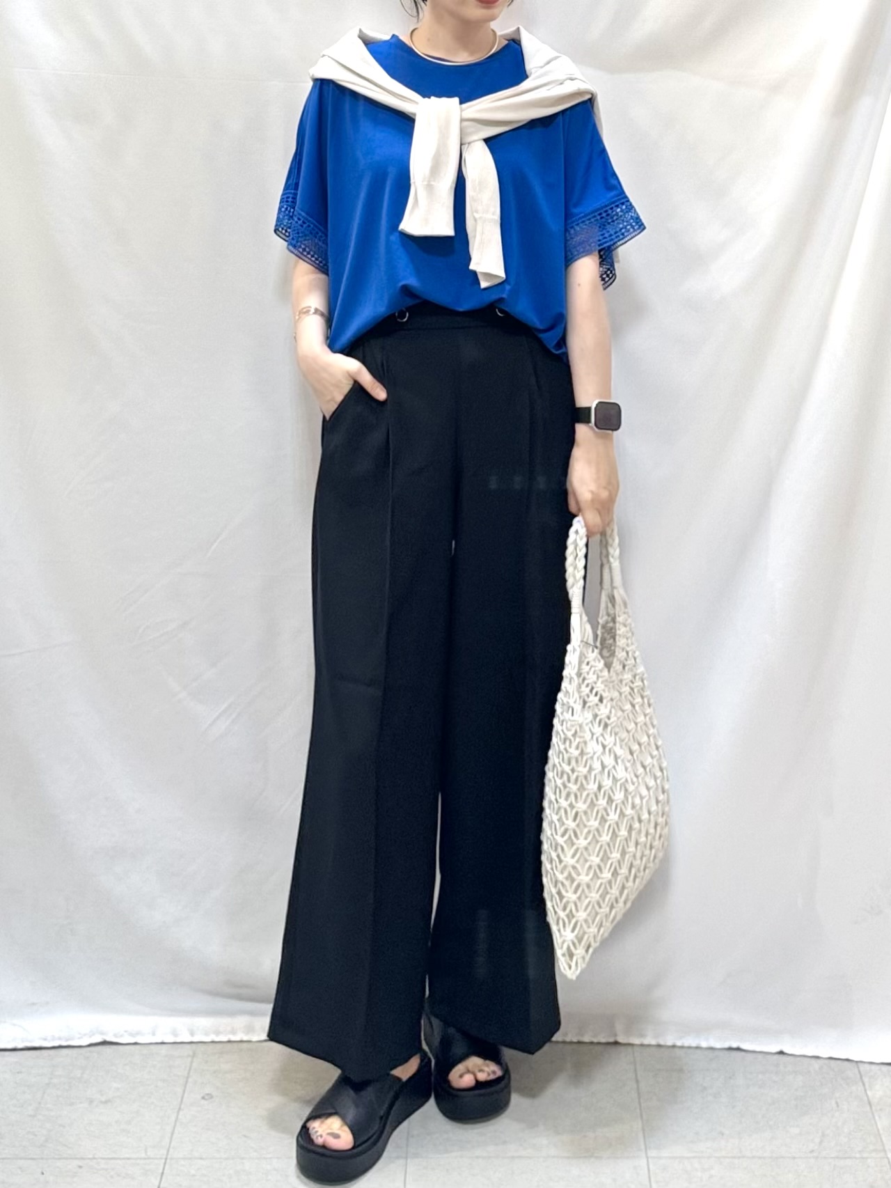 𝐇𝐢𝐫𝐨𝐦𝐢さんの「SHOO･LA･RUE｜【洗濯機可/ひんやり/UV】さらっとしたタッチが心地よい ショート丈 Vネックカーディガン」を使ったコーディネート