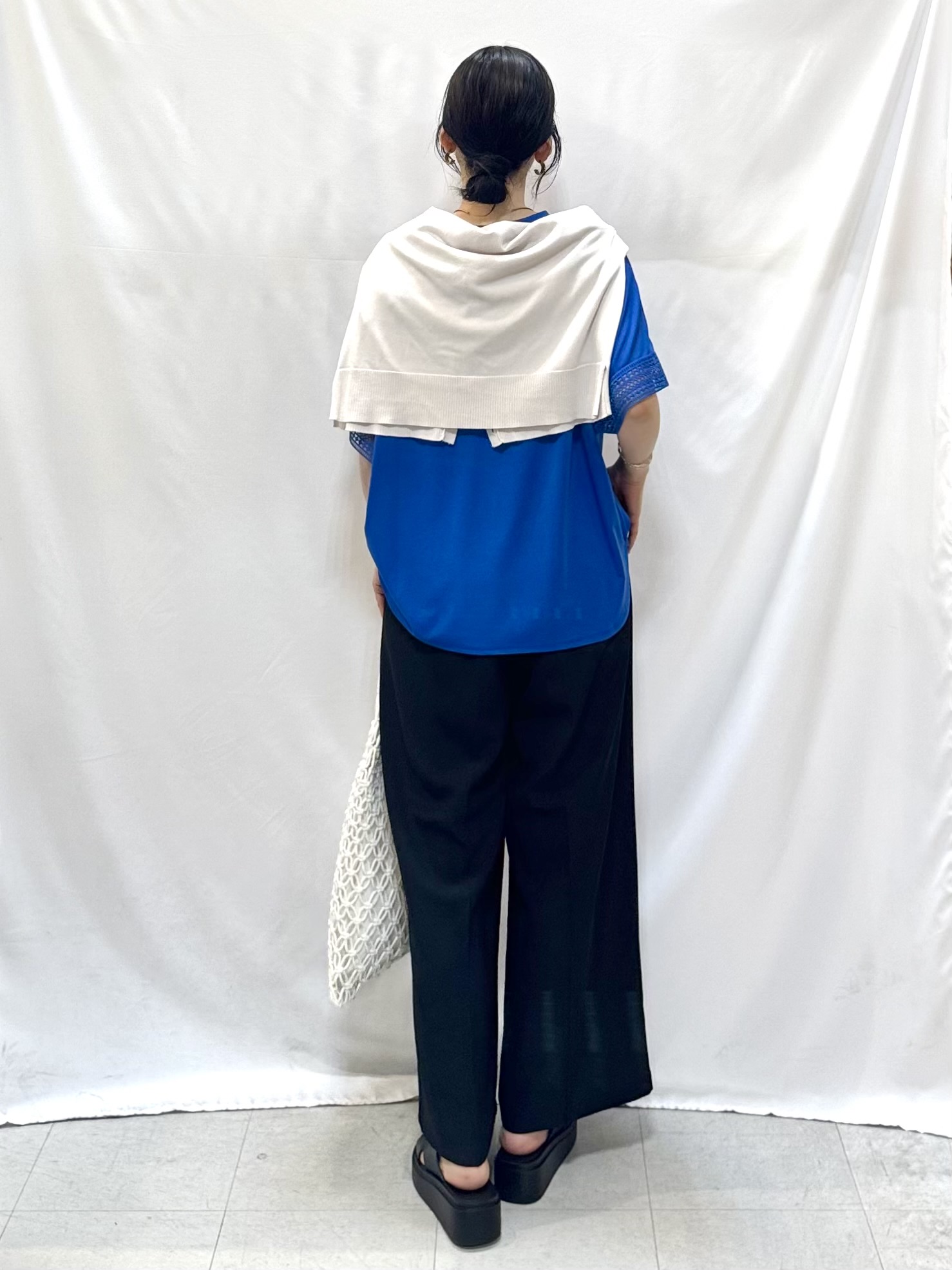 𝐇𝐢𝐫𝐨𝐦𝐢さんの「SHOO･LA･RUE｜【洗濯機可/ひんやり/UV】さらっとしたタッチが心地よい ショート丈 Vネックカーディガン」を使ったコーディネート