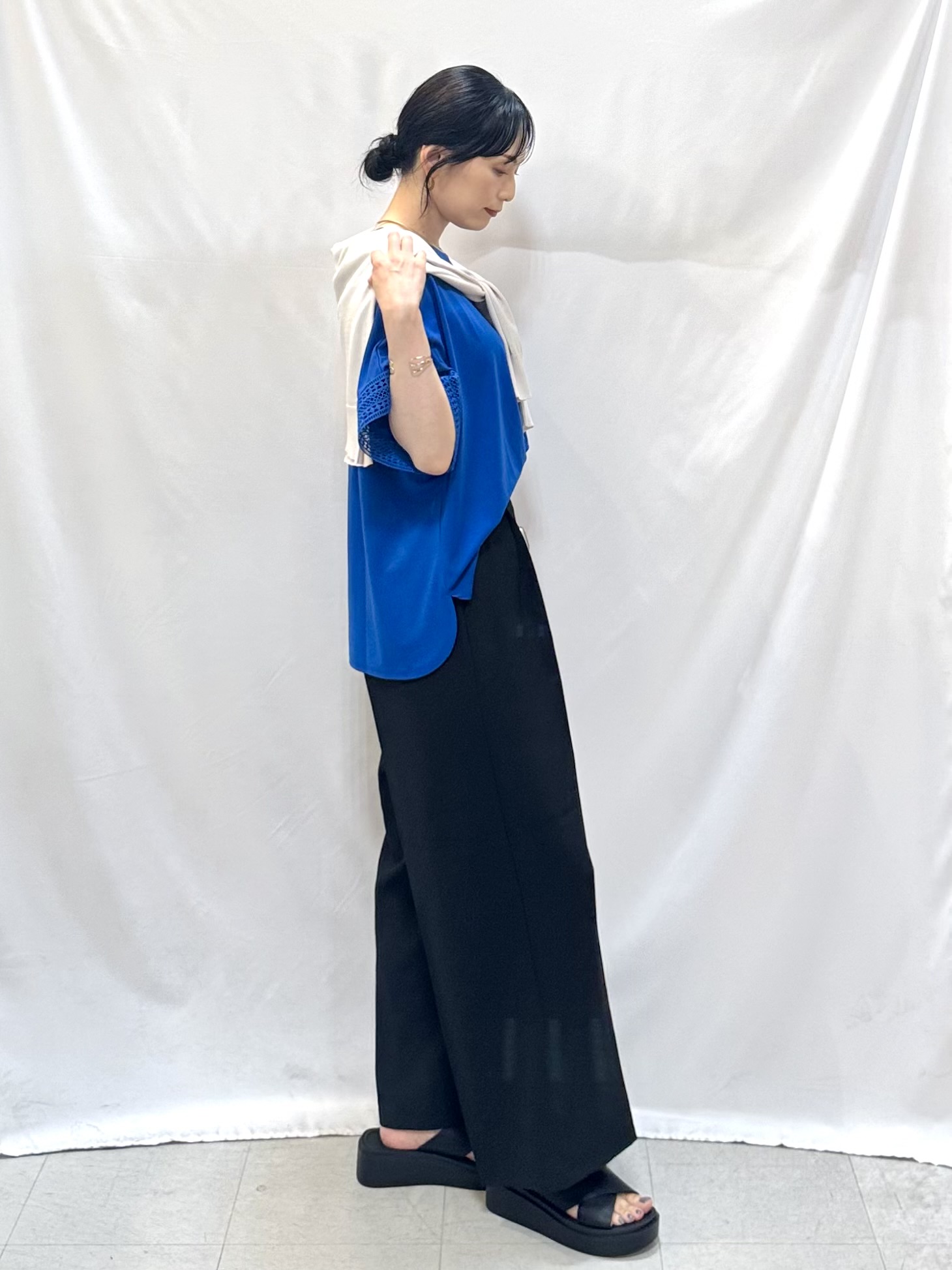 𝐇𝐢𝐫𝐨𝐦𝐢さんの「SHOO･LA･RUE｜【洗濯機可/ひんやり/UV】さらっとしたタッチが心地よい ショート丈 Vネックカーディガン」を使ったコーディネート