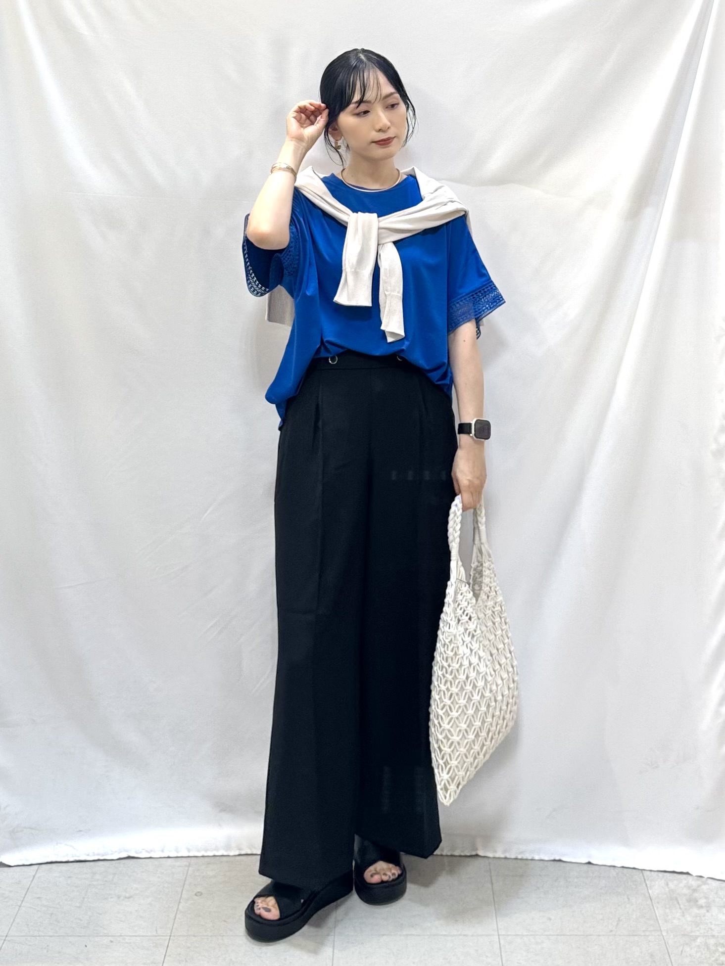 𝐇𝐢𝐫𝐨𝐦𝐢さんの「SHOO･LA･RUE｜【洗濯機可/ひんやり/UV】さらっとしたタッチが心地よい ショート丈 Vネックカーディガン」を使ったコーディネート