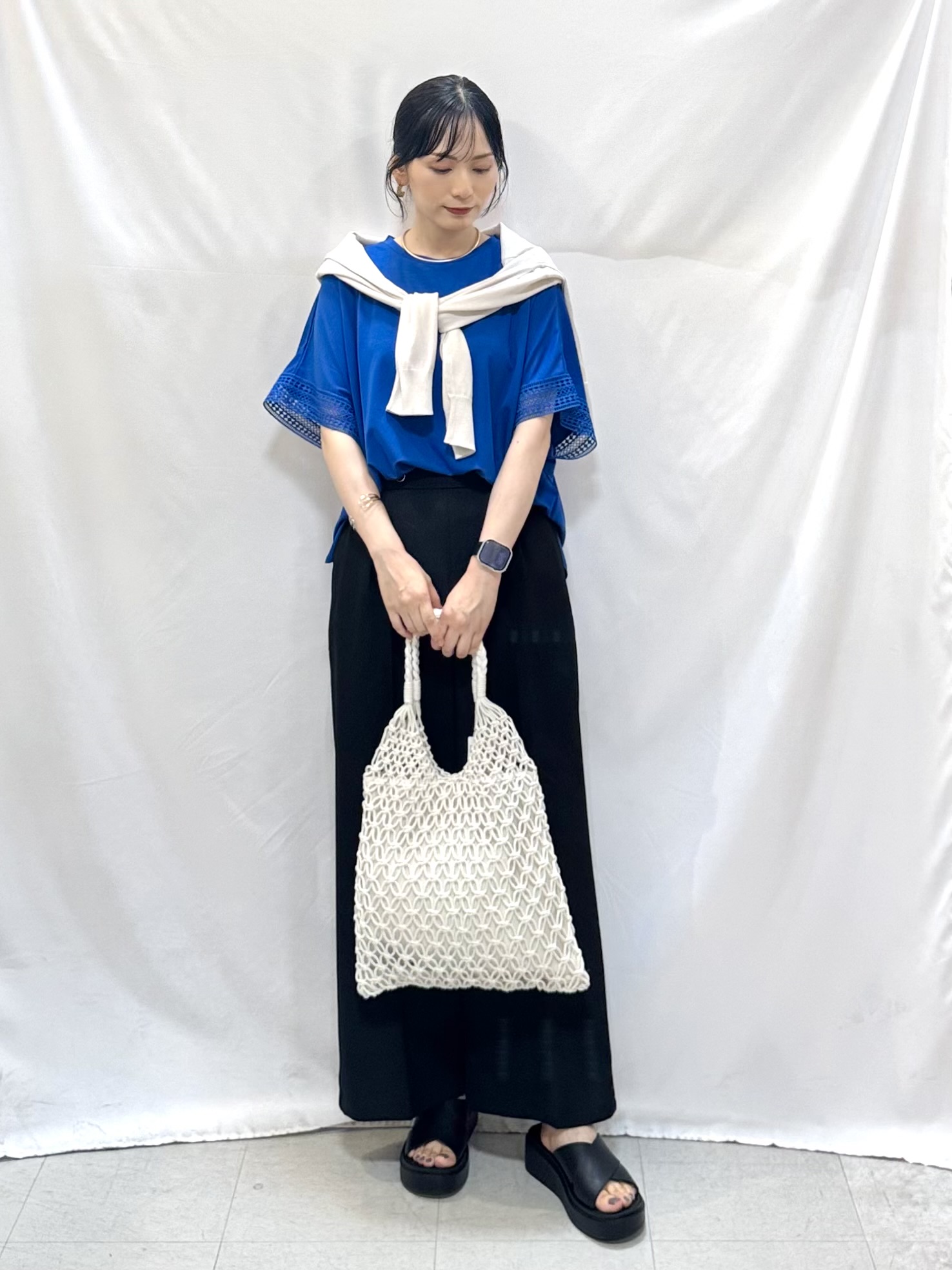 𝐇𝐢𝐫𝐨𝐦𝐢さんの「SHOO･LA･RUE｜【洗濯機可/ひんやり/UV】さらっとしたタッチが心地よい ショート丈 Vネックカーディガン」を使ったコーディネート