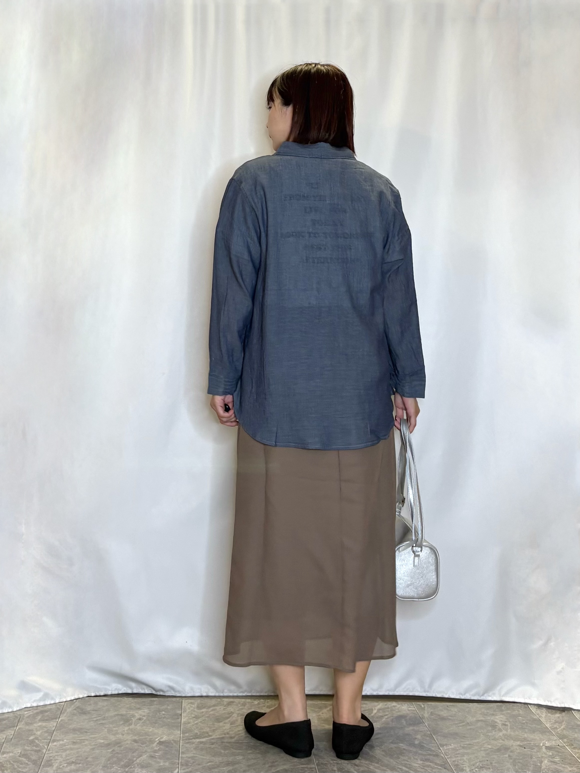 ネリさんの「SHOO･LA･RUE｜【綿100%/UV/S-LL/体型カバー】優しく透ける 柔らかシアーデニムシャツ」を使ったコーディネート