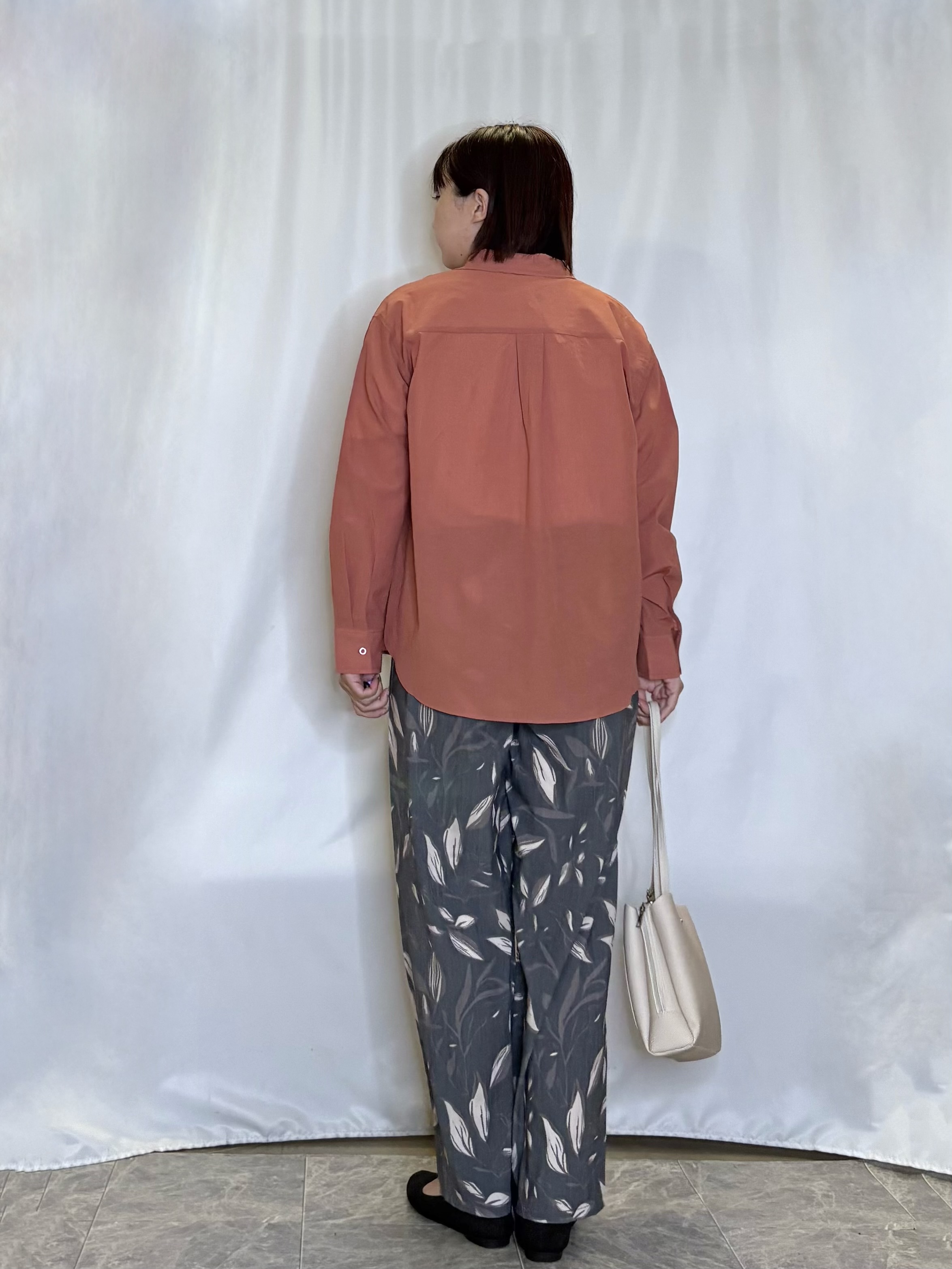 ネリさんの「SHOO･LA･RUE｜【通気性〇/S-LL/洗濯機可】大人のきちんとベーシックシャツ」を使ったコーディネート