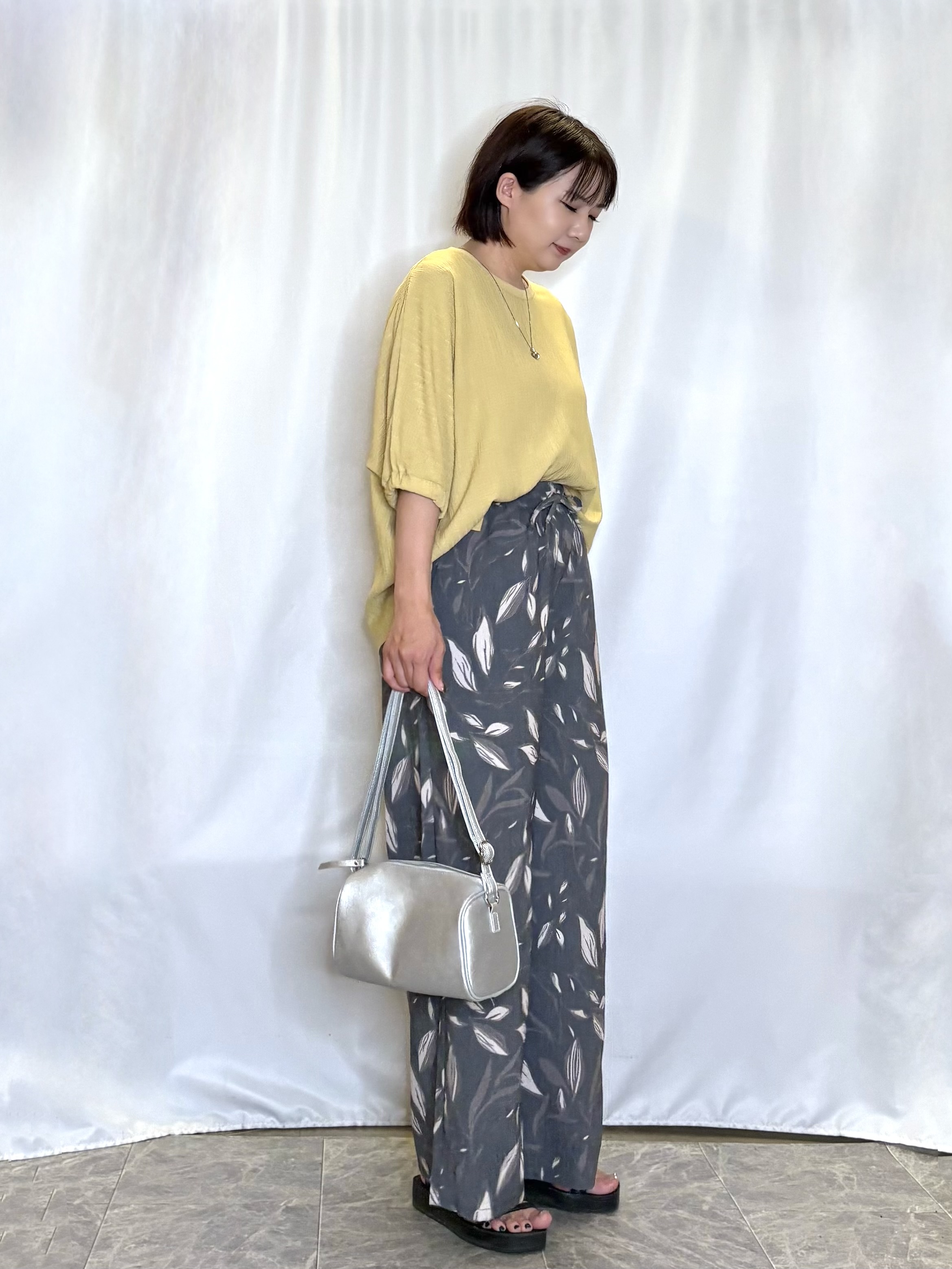 ネリさんの「SHOO･LA･RUE｜【インせず着られる/洗濯後しわになりにくい】しぼしぼドルマンブラウス」を使ったコーディネート