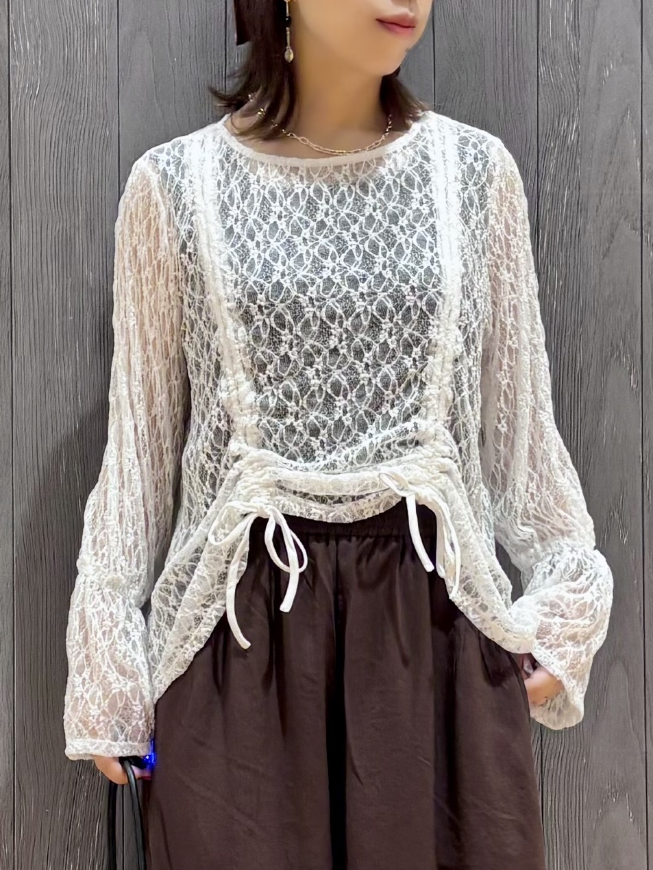 meiさんの「SHOO･LA･RUE｜レースで華やかに映える 旬な透け感の レースシャーリングトップス」を使ったコーディネート