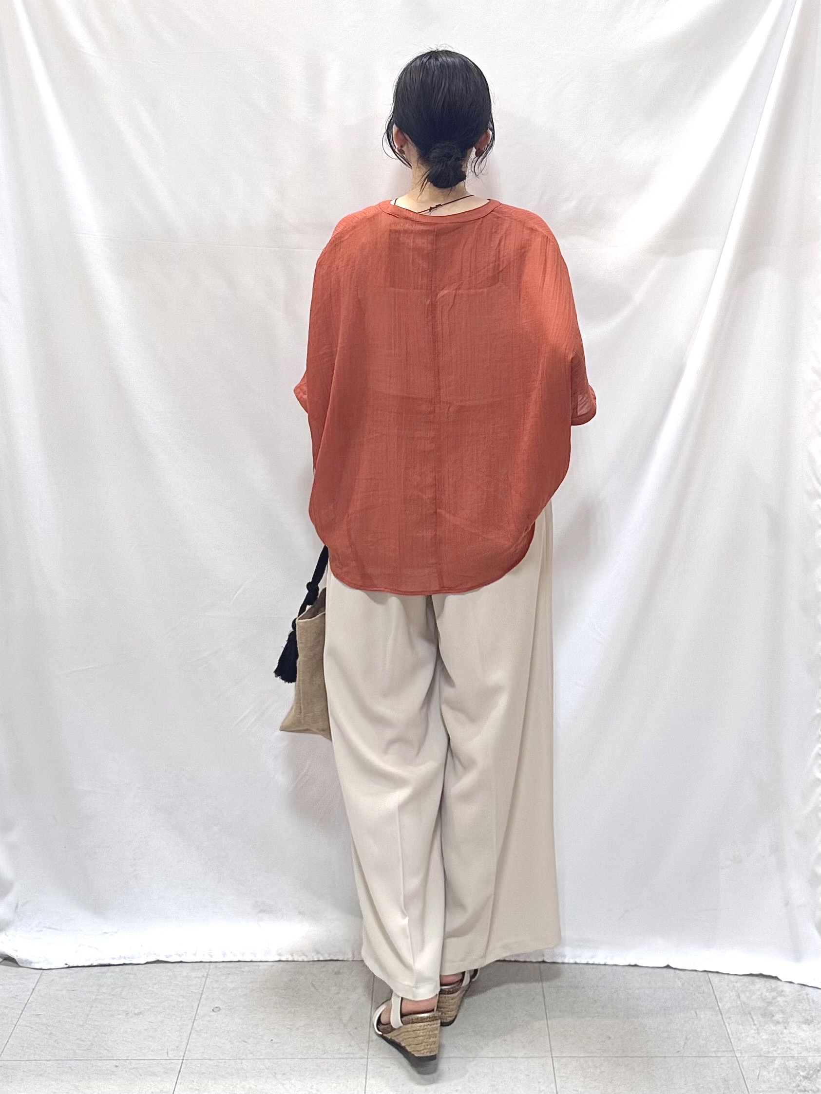 𝐇𝐢𝐫𝐨𝐦𝐢さんの「SHOO･LA･RUE｜【洗濯機可/選べる6色】程よいシアー感が涼し気 ゆったりワッシャードルマンブラウス」を使ったコーディネート