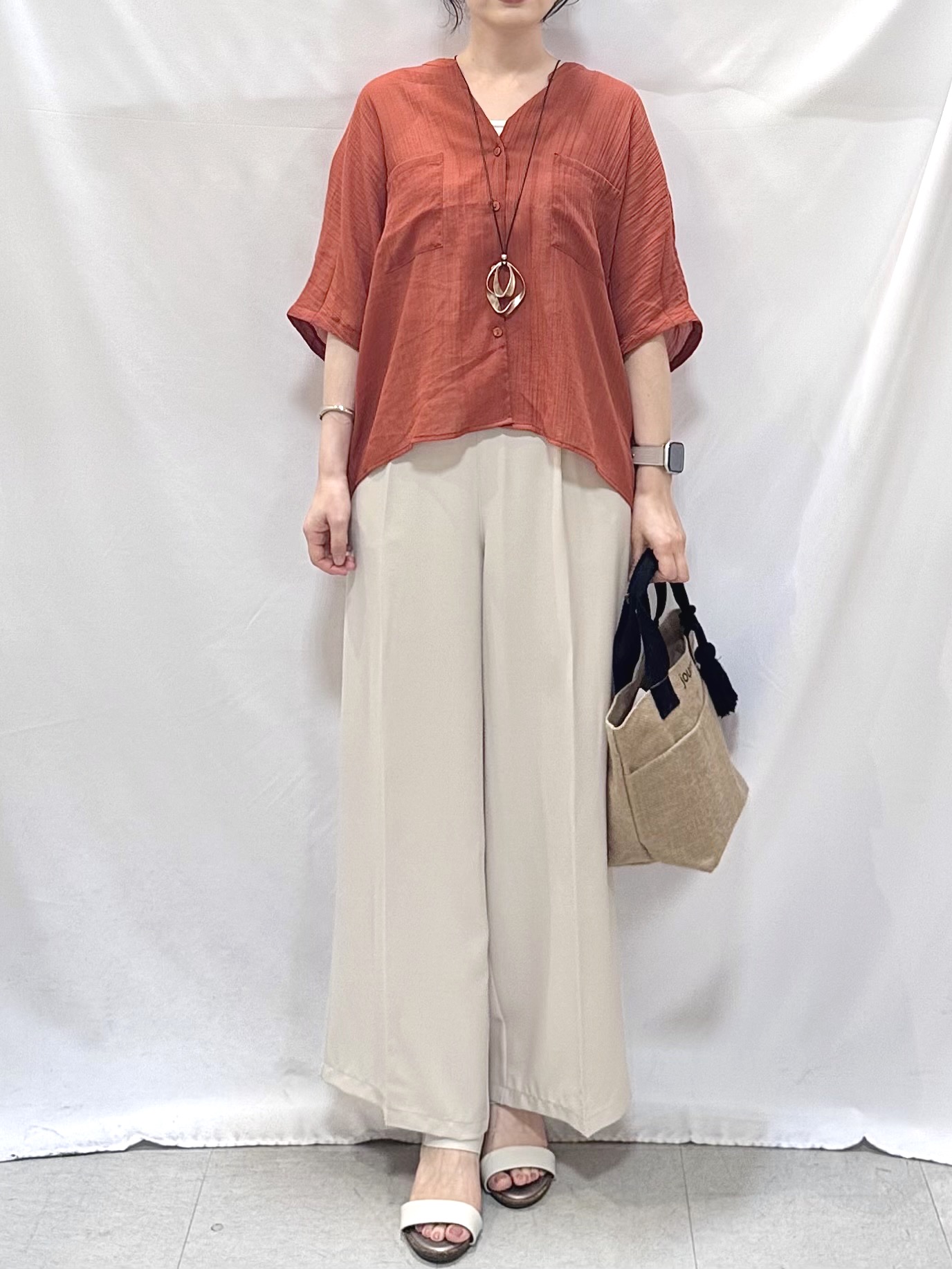 𝐇𝐢𝐫𝐨𝐦𝐢さんの「SHOO･LA･RUE｜【洗濯機可/選べる6色】程よいシアー感が涼し気 ゆったりワッシャードルマンブラウス」を使ったコーディネート