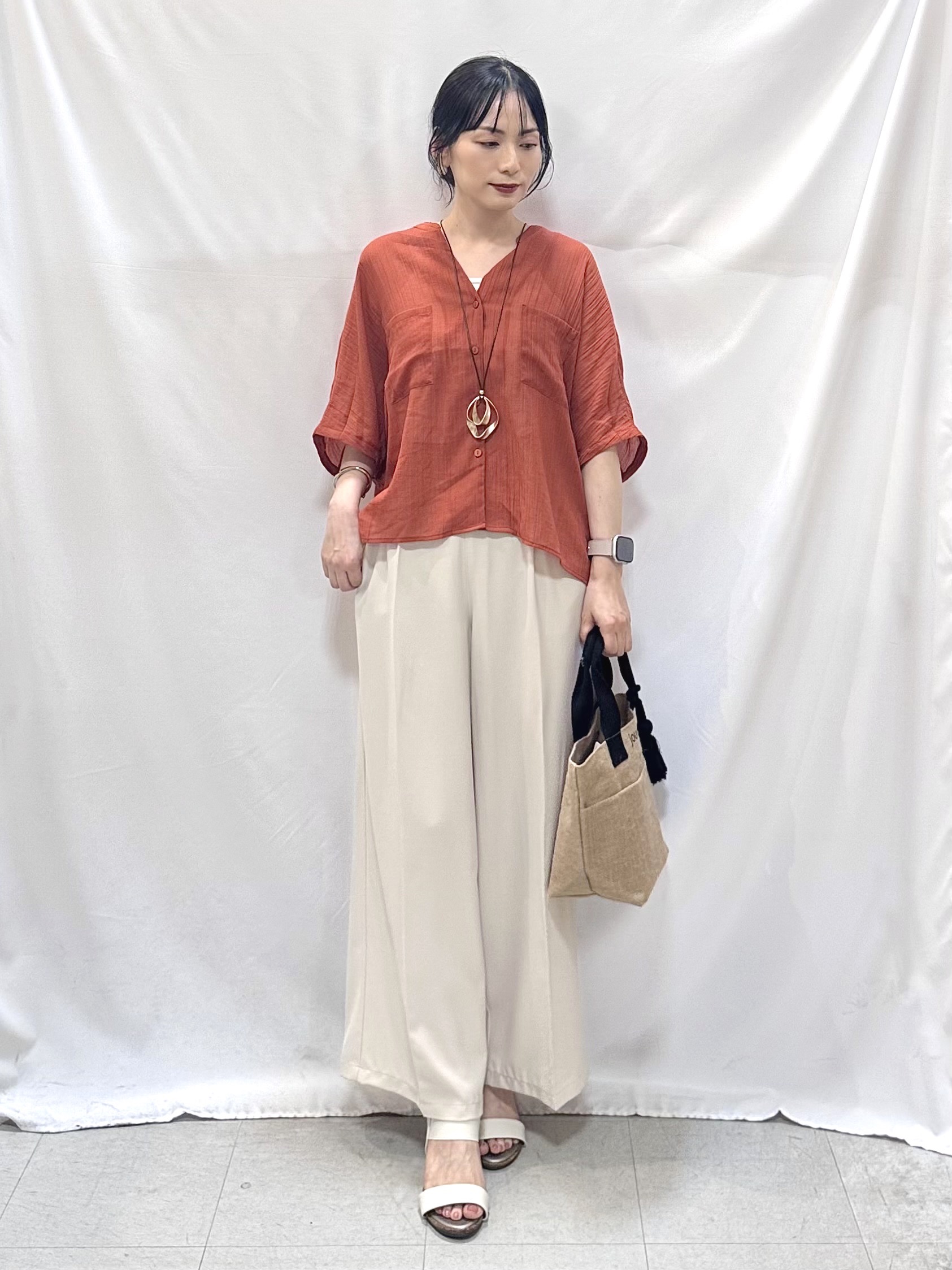 𝐇𝐢𝐫𝐨𝐦𝐢さんの「SHOO･LA･RUE｜【洗濯機可/選べる6色】程よいシアー感が涼し気 ゆったりワッシャードルマンブラウス」を使ったコーディネート