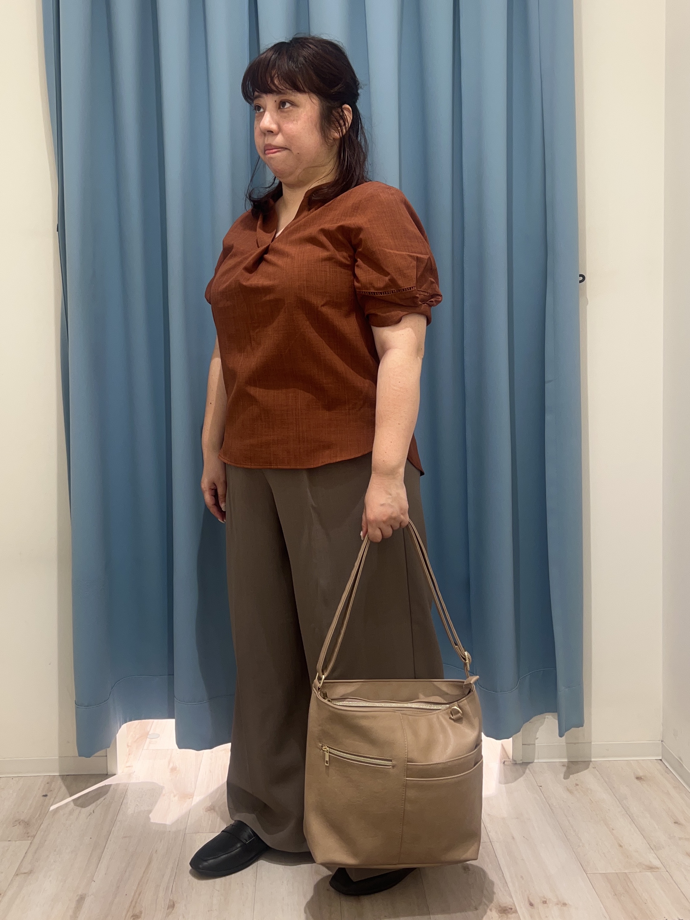 くーさんの「SHOO･LA･RUE｜【洗濯後しわになりにくい/インせずきまる】お袖のハシゴレースが涼やかな印象 麻調スキッパーブラウス」を使ったコーディネート