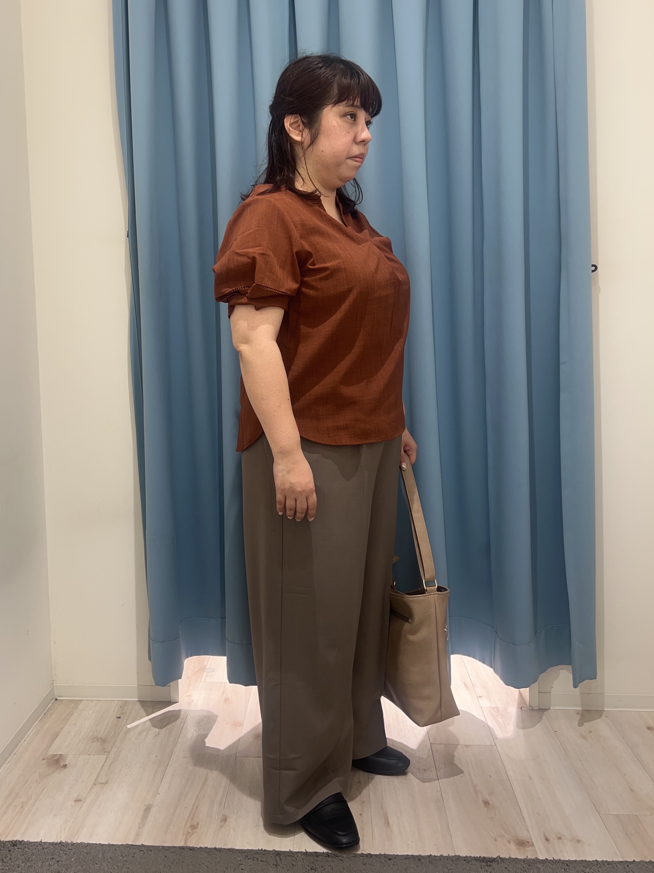 くーさんの「SHOO･LA･RUE｜【洗濯後しわになりにくい/インせずきまる】お袖のハシゴレースが涼やかな印象 麻調スキッパーブラウス」を使ったコーディネート